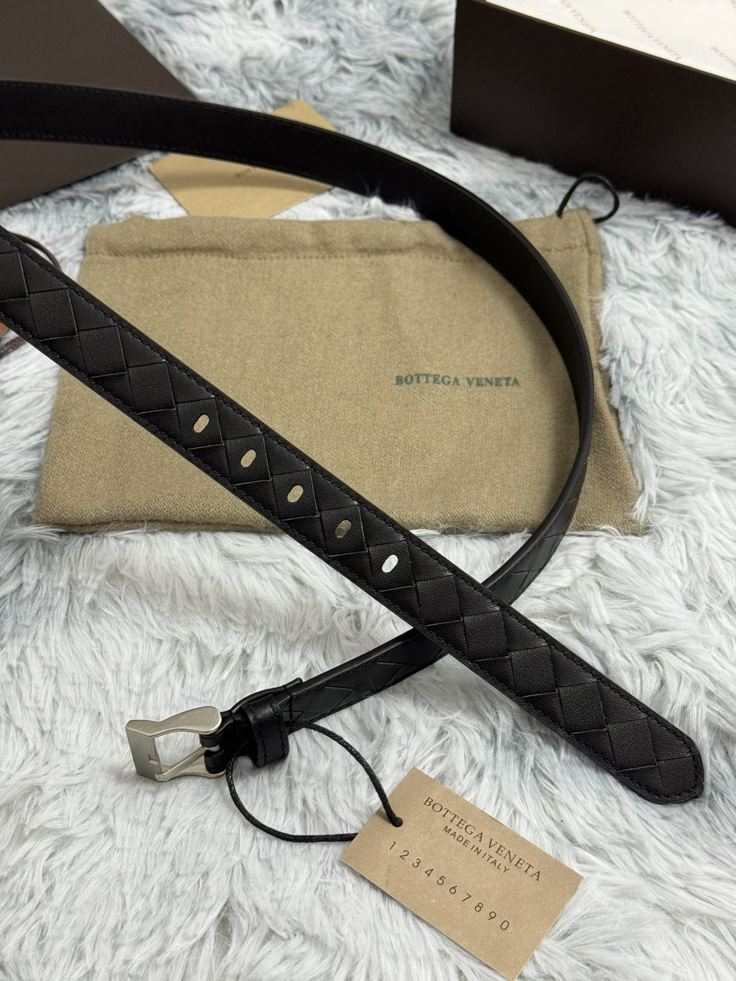  BOTTEGA VENETA   2.5cm   
手工编织牛皮经典之作
每个细节都体现出至高的品味和