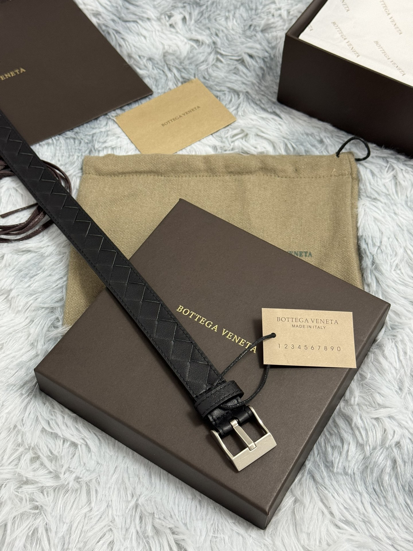  BOTTEGA VENETA   2.5cm   
手工编织牛皮经典之作
每个细节都体现出至高的品味和