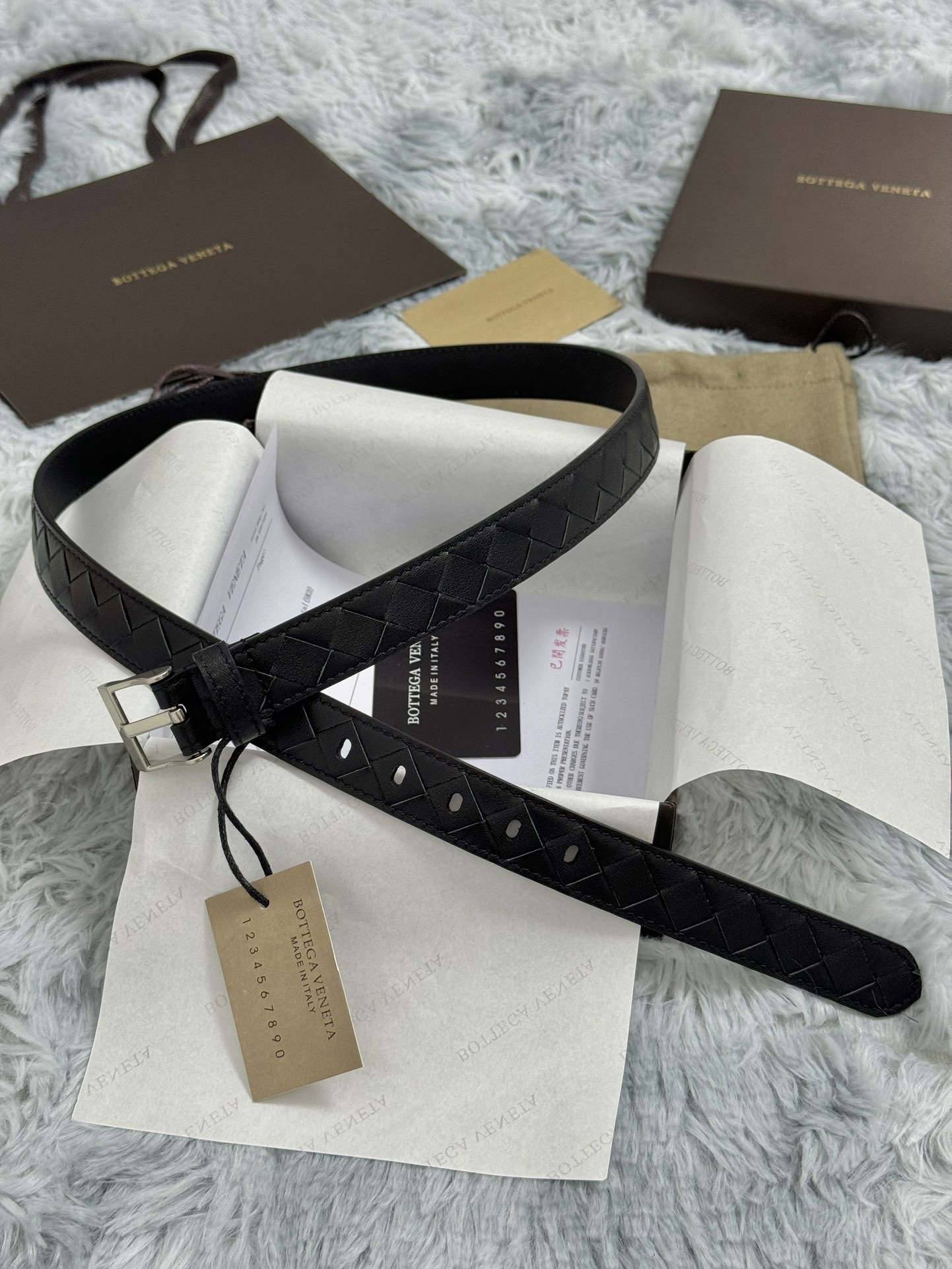  BOTTEGA VENETA   2.5cm   
手工编织牛皮经典之作
每个细节都体现出至高的品味和