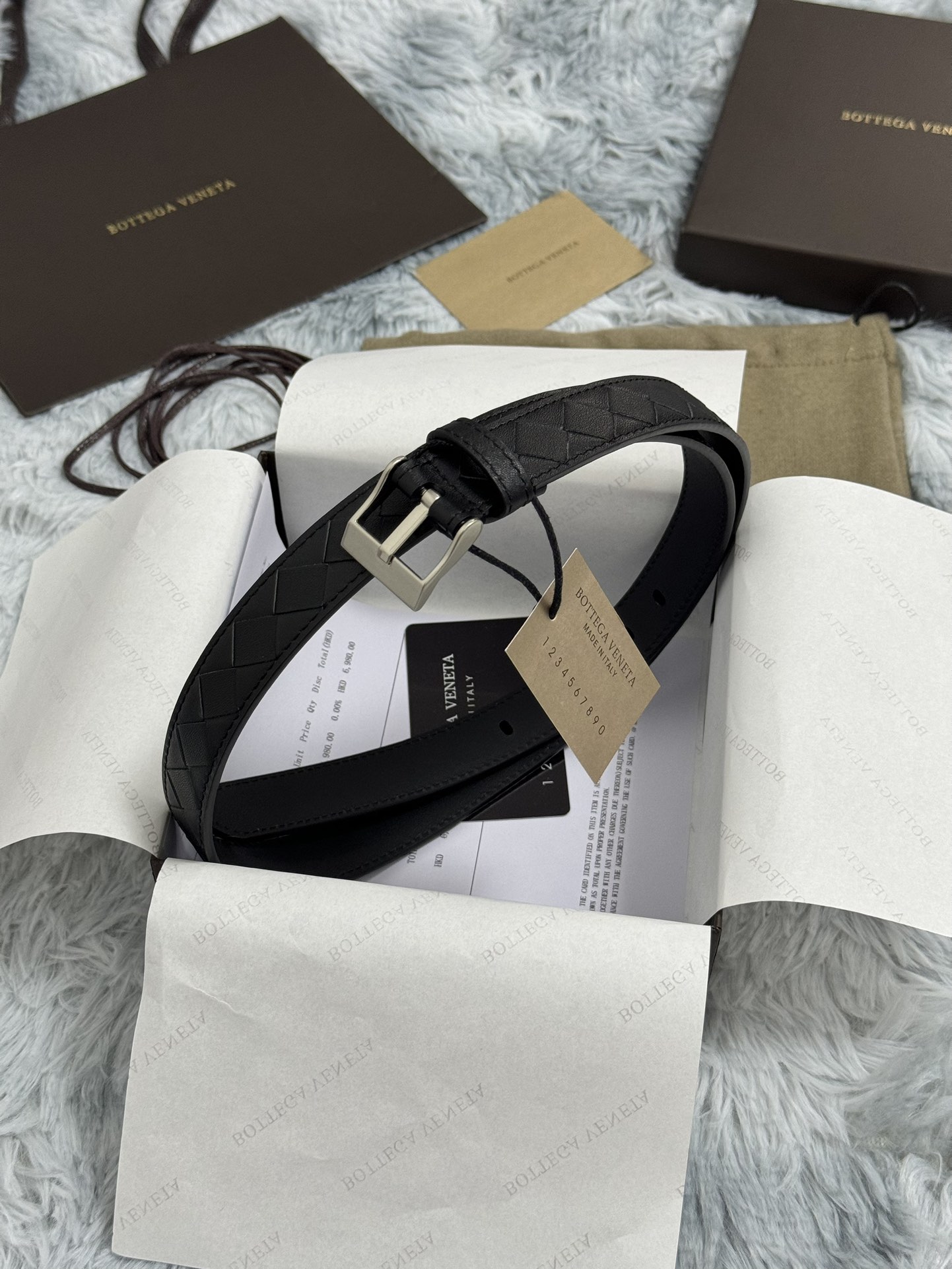  BOTTEGA VENETA   2.5cm   
手工编织牛皮经典之作
每个细节都体现出至高的品味和