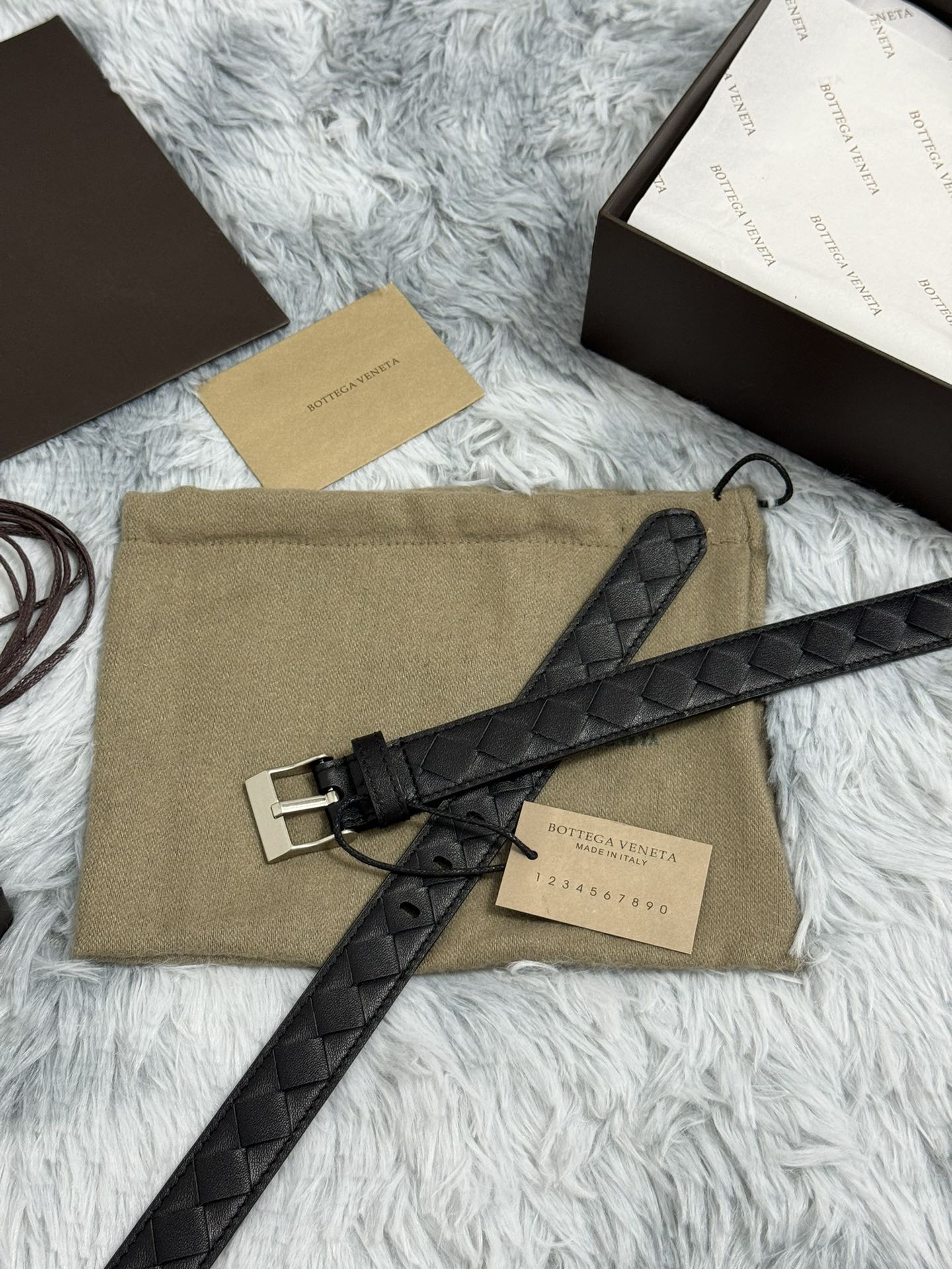  BOTTEGA VENETA   2.5cm   
手工编织牛皮经典之作
每个细节都体现出至高的品味和