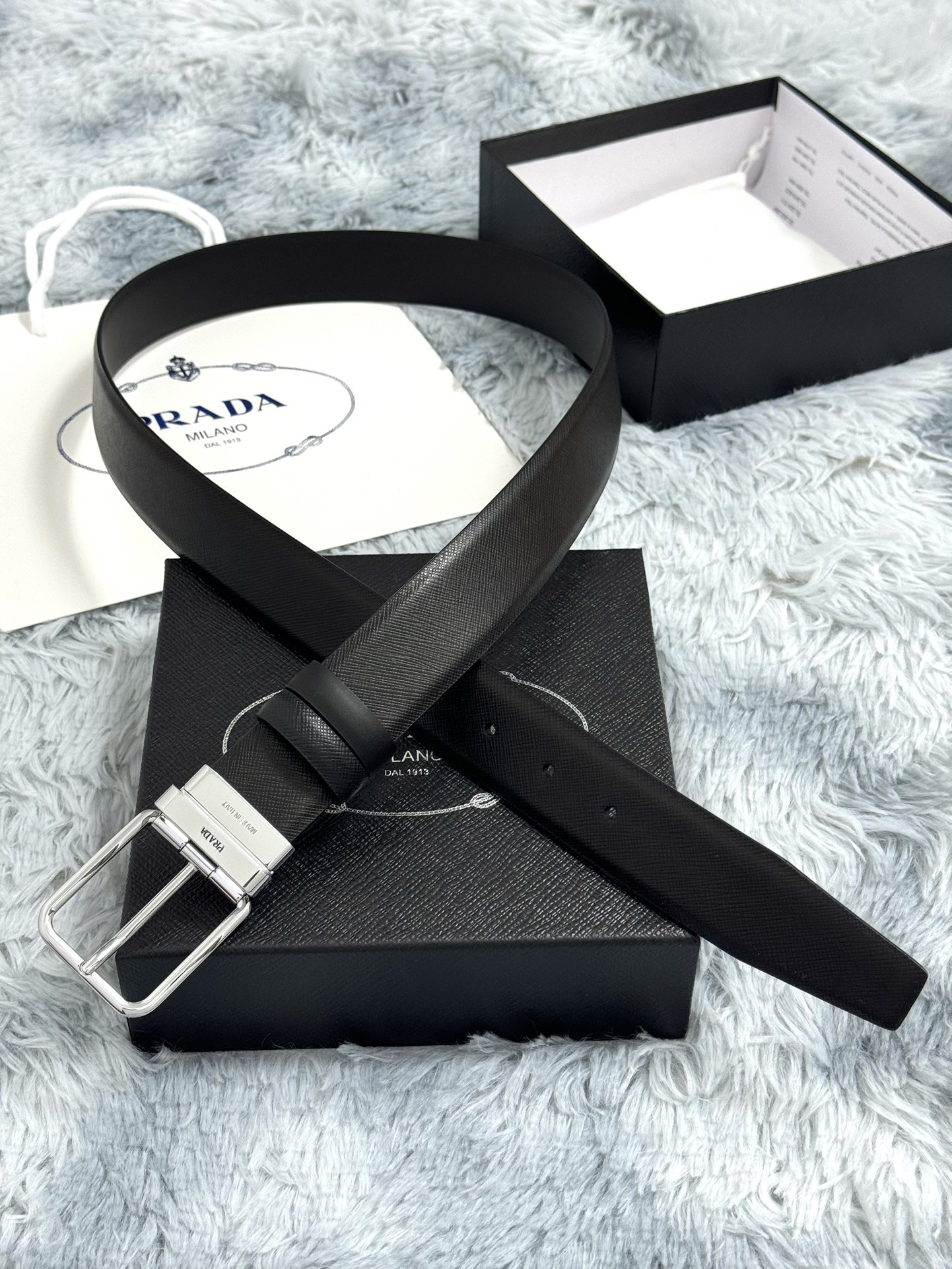 PRADA 3.5cm 十字纹牛皮纹理品质黑