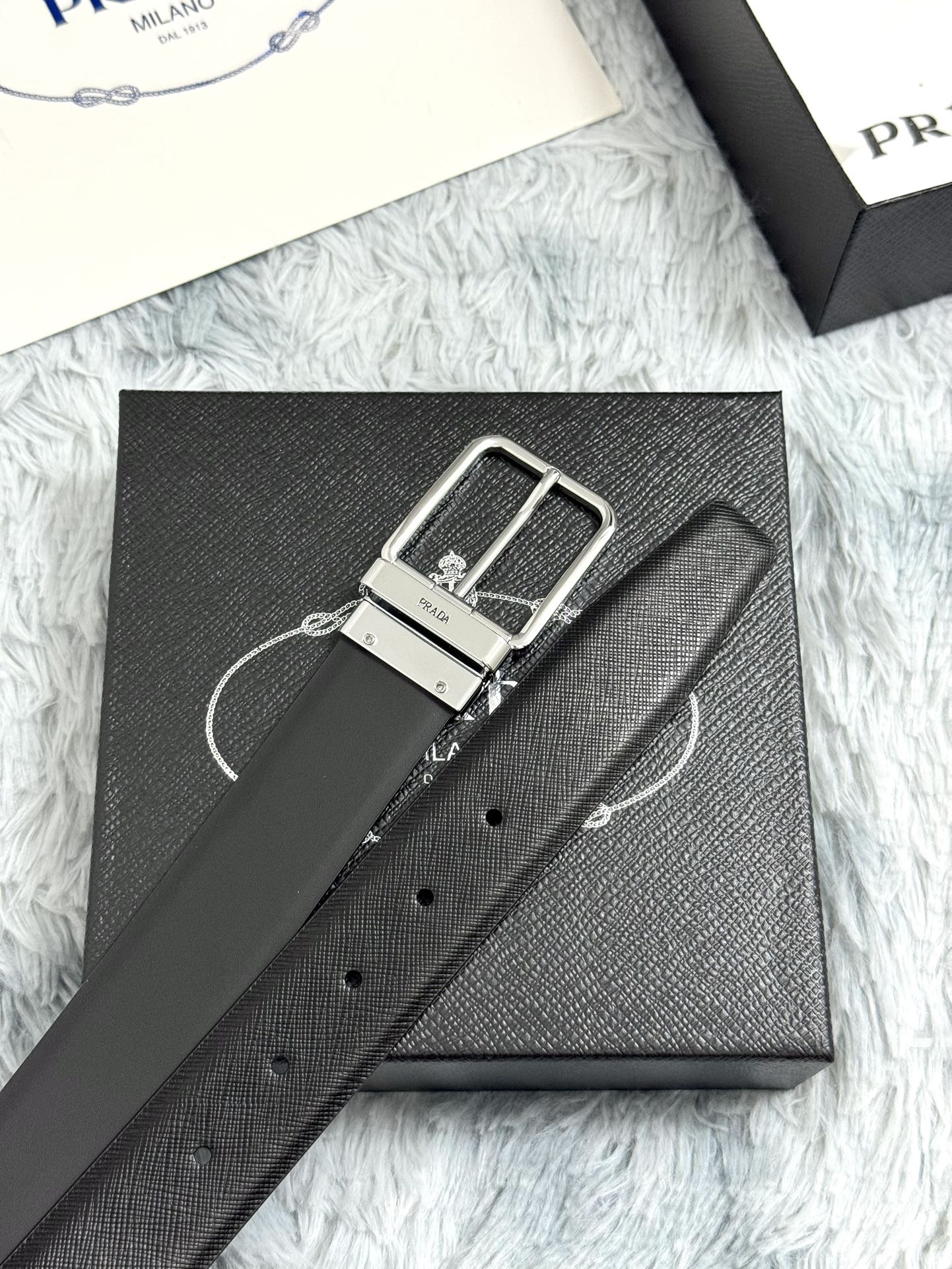 PRADA 3.5cm 十字纹牛皮纹理品质黑