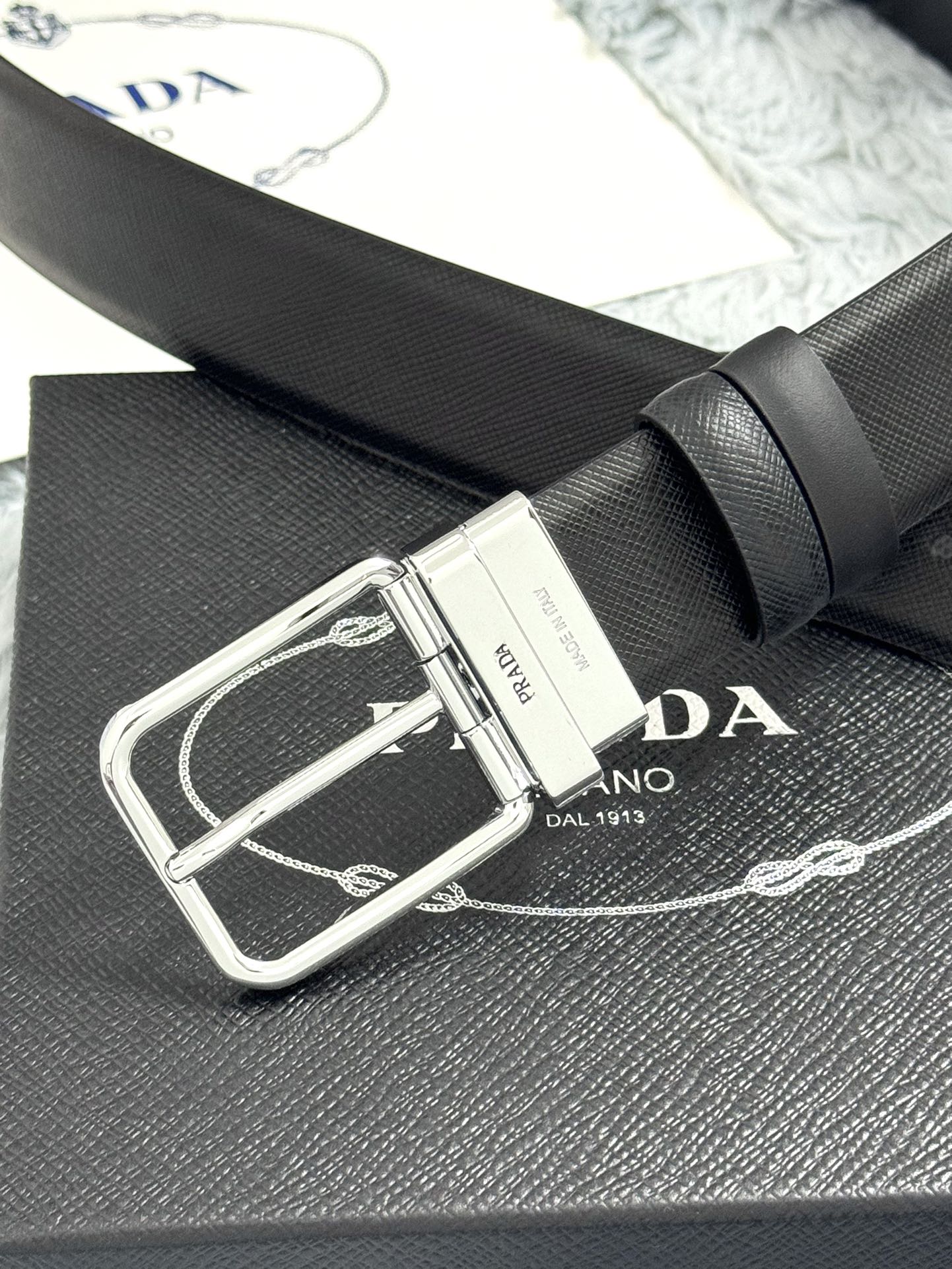 PRADA 3.5cm 十字纹牛皮纹理品质黑