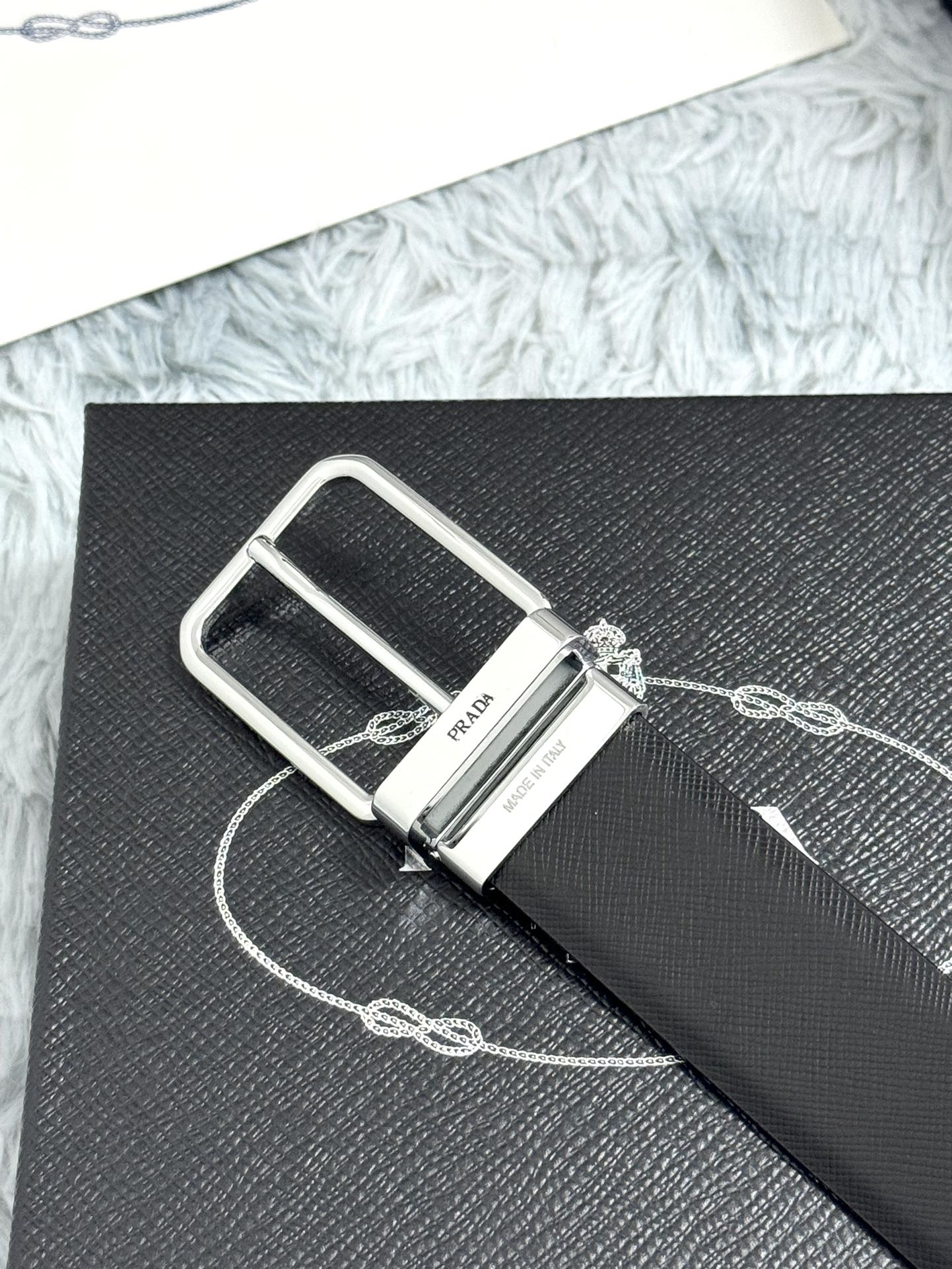 PRADA 3.5cm 十字纹牛皮纹理品质黑