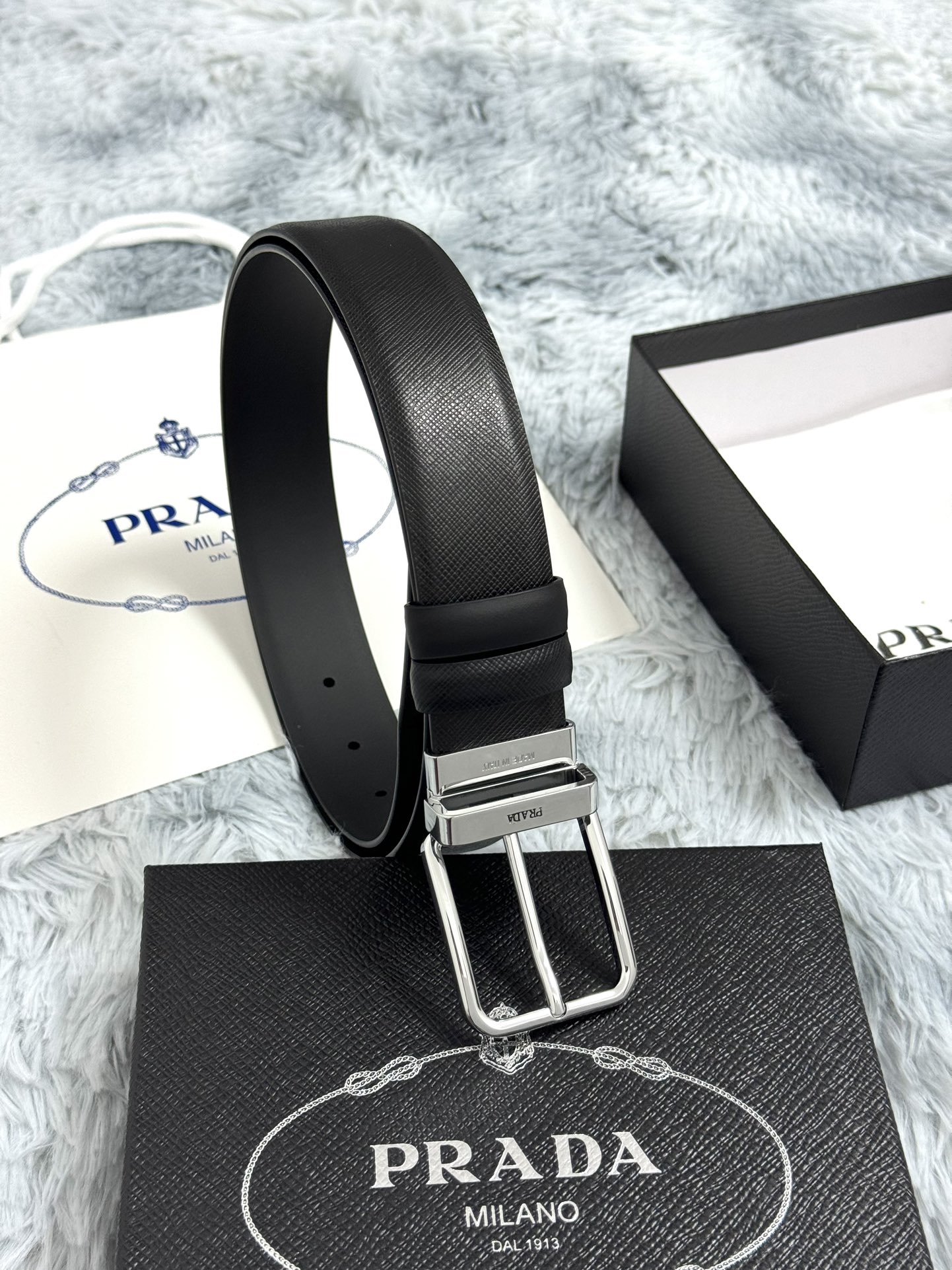 PRADA 3.5cm 十字纹牛皮纹理品质黑