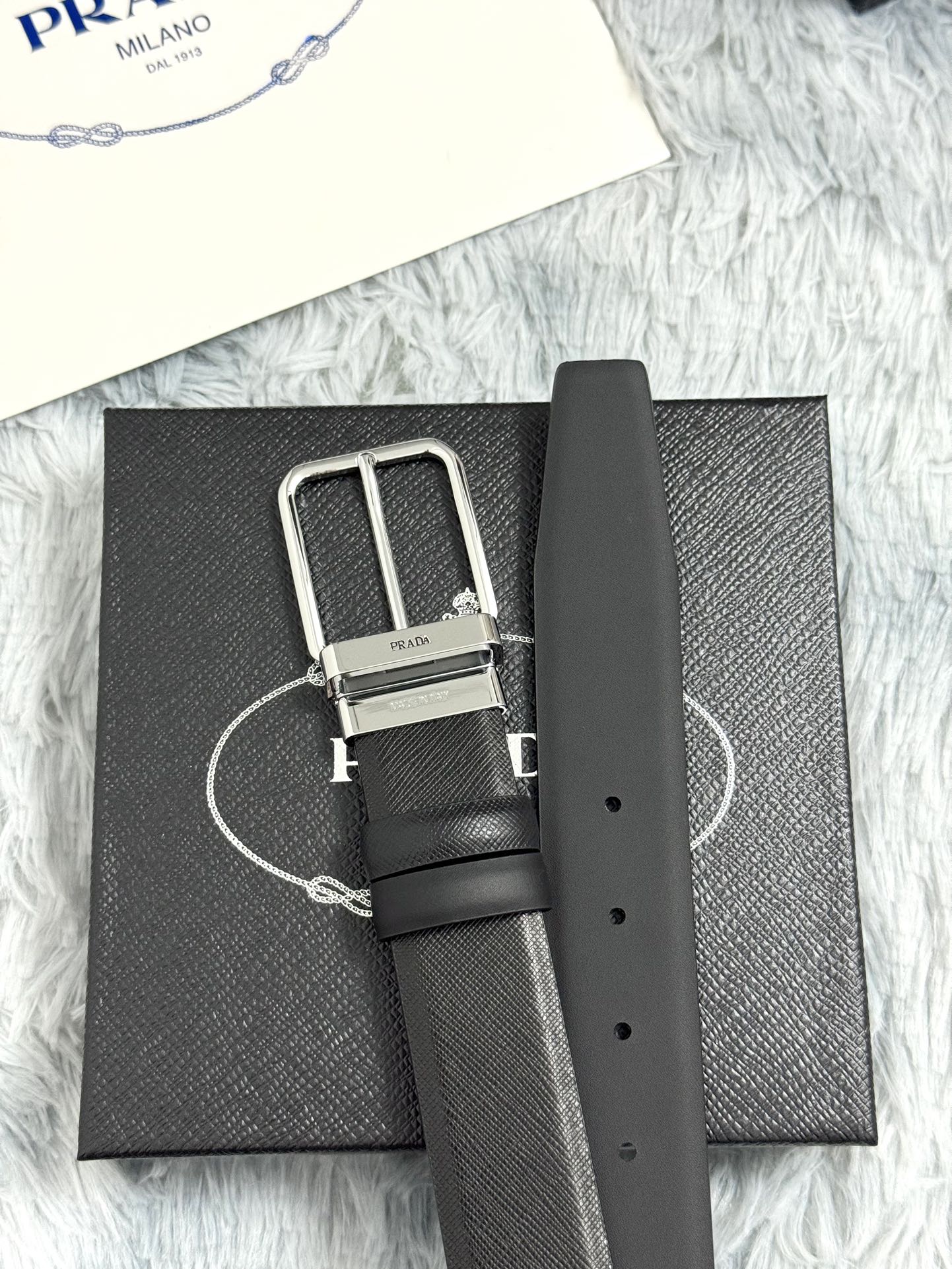 PRADA 3.5cm 十字纹牛皮纹理品质黑