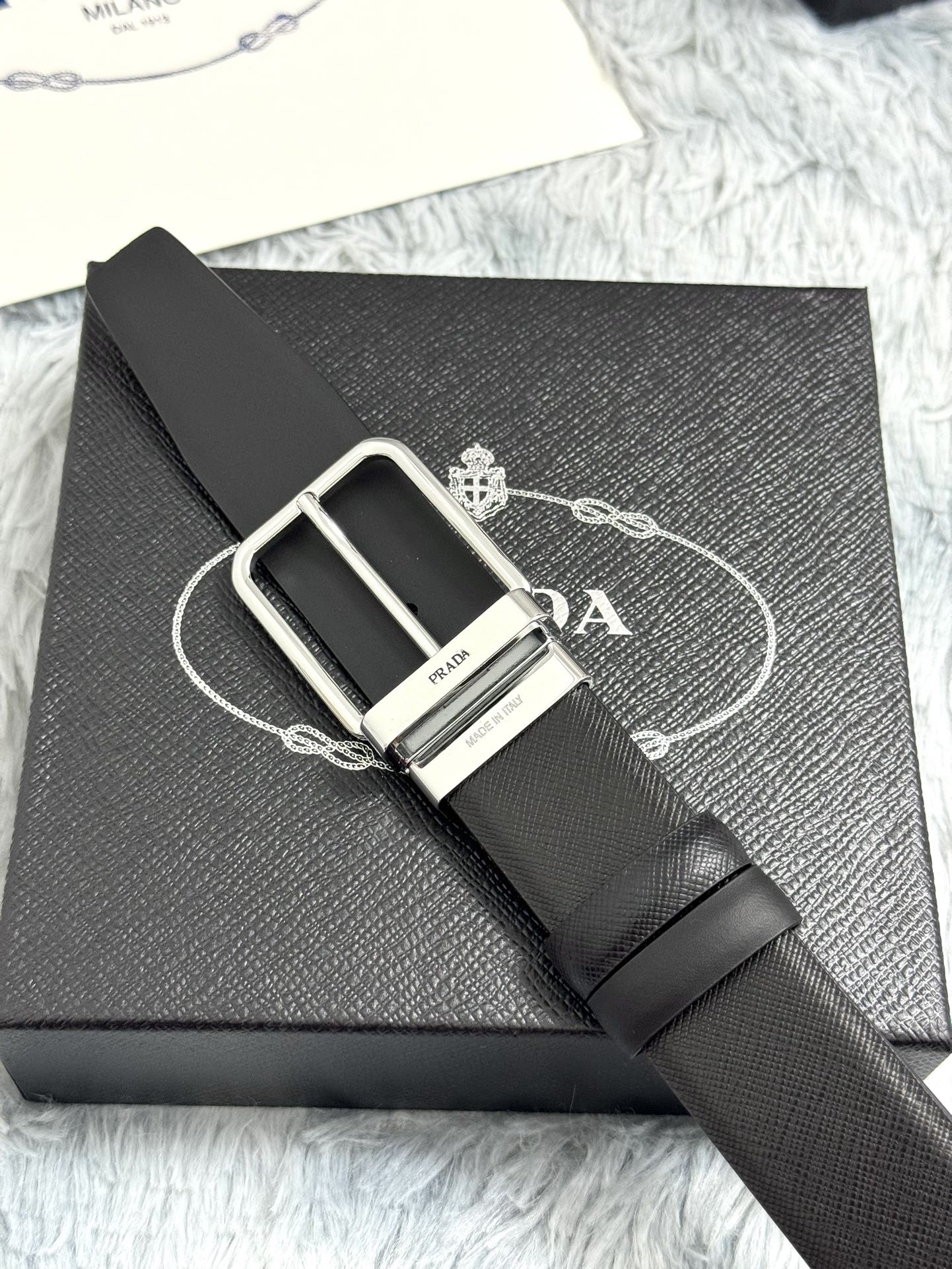 PRADA 3.5cm 十字纹牛皮纹理品质黑