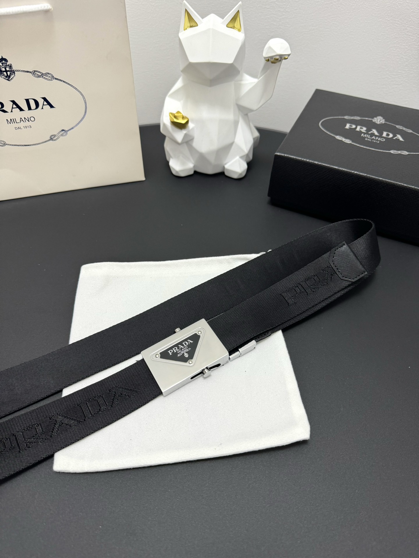 Luxurious Prada 3.5 cm Cattle Skin Belt: Exquisite Craftsmanship and Elegance - 图片 8