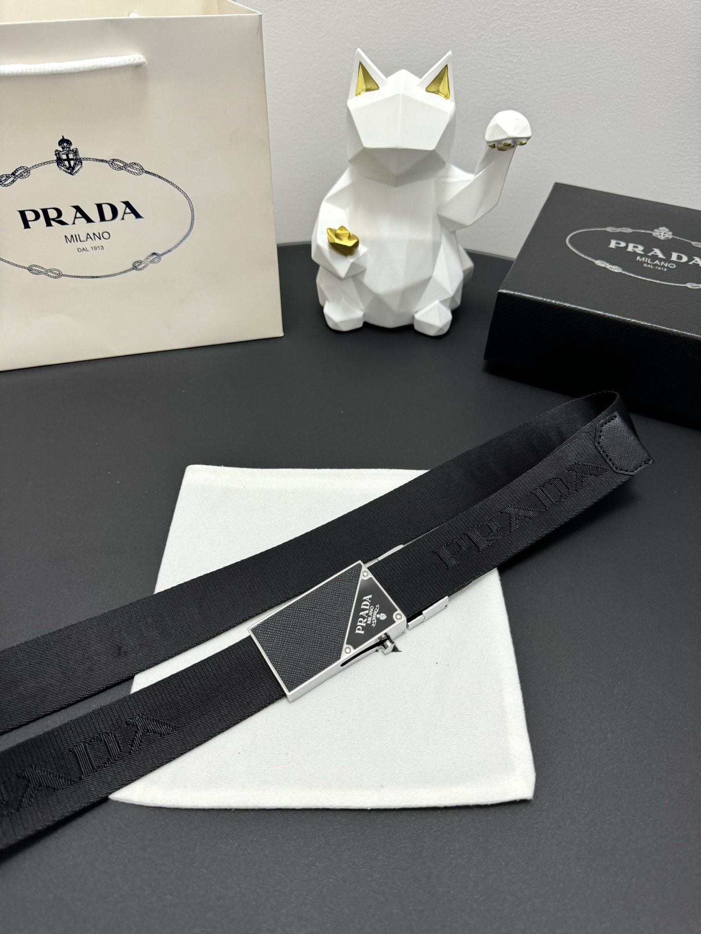 Luxurious Prada 3.5 cm Cattle Skin Belt: Exquisite Craftsmanship and Low-key Elegance - 图片 8