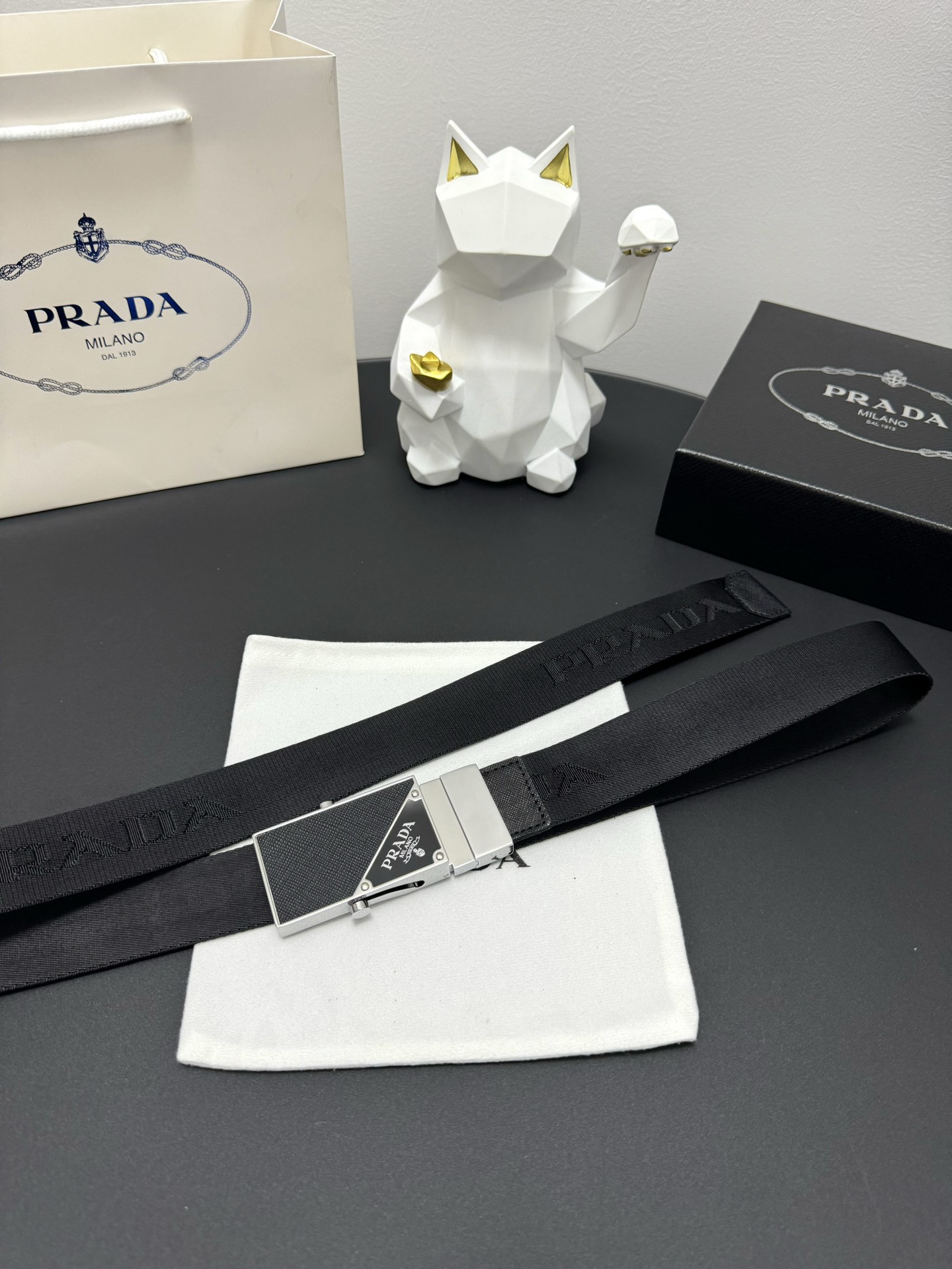 Luxurious Prada 3.5 cm Cattle Skin Belt: Exquisite Craftsmanship and Low-key Elegance - 图片 6