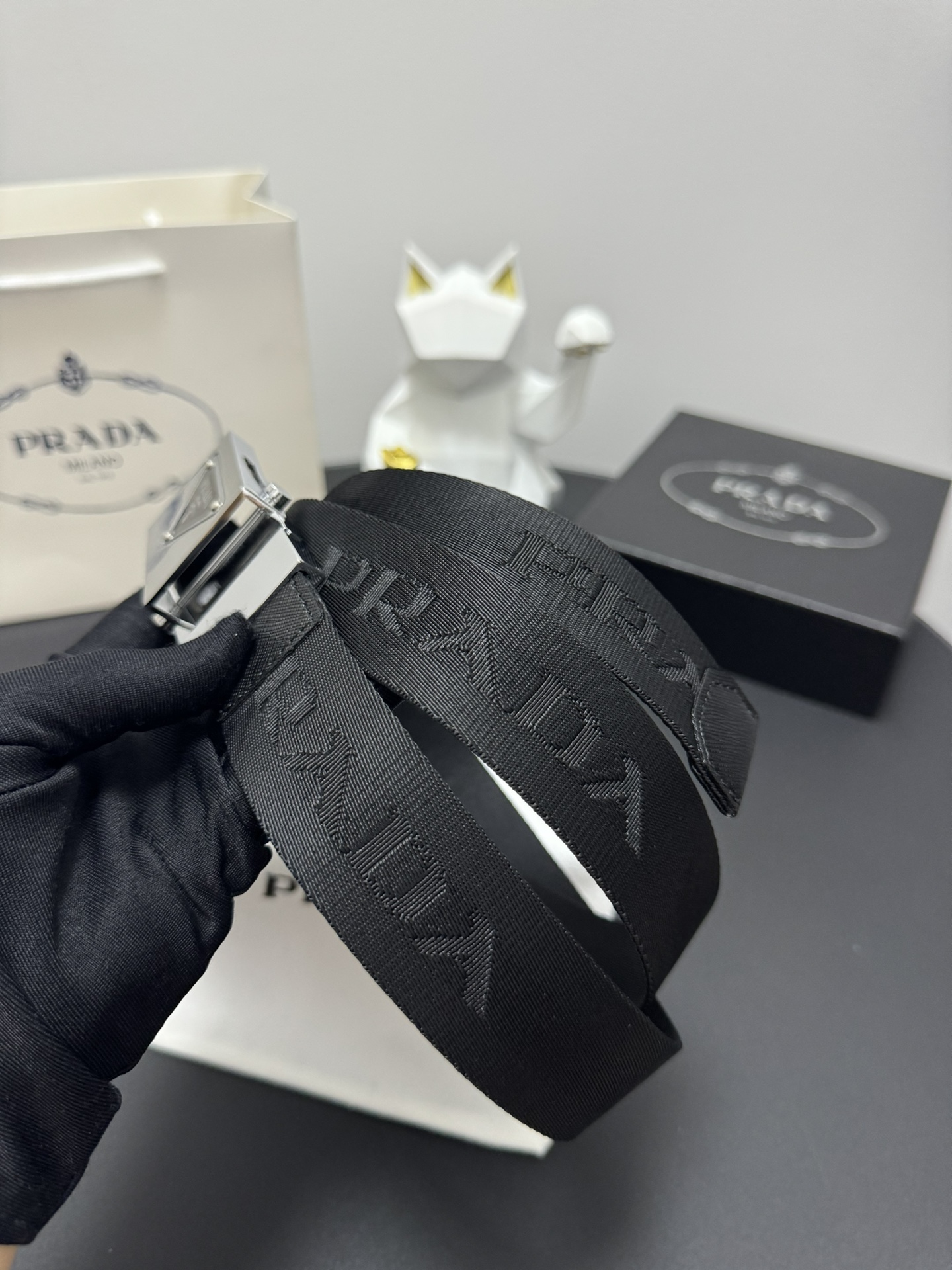 Luxurious Prada 3.5 cm Cattle Skin Belt: Exquisite Craftsmanship and Low-key Elegance - 图片 5