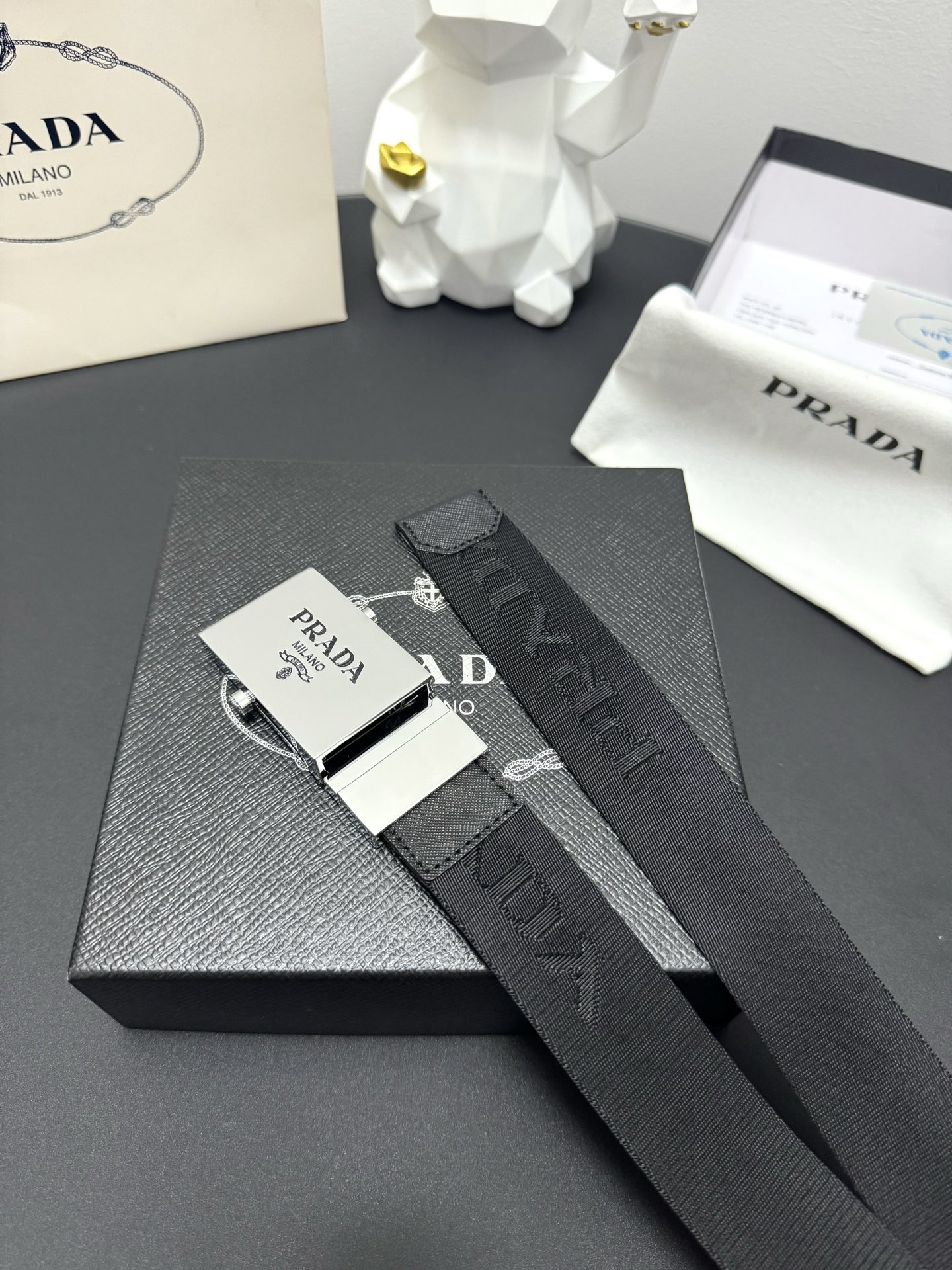 “PRADA 3.5 cm Cattle Skin Belt: Low-key Luxury with Graceful Craftsmanship” - 图片 3