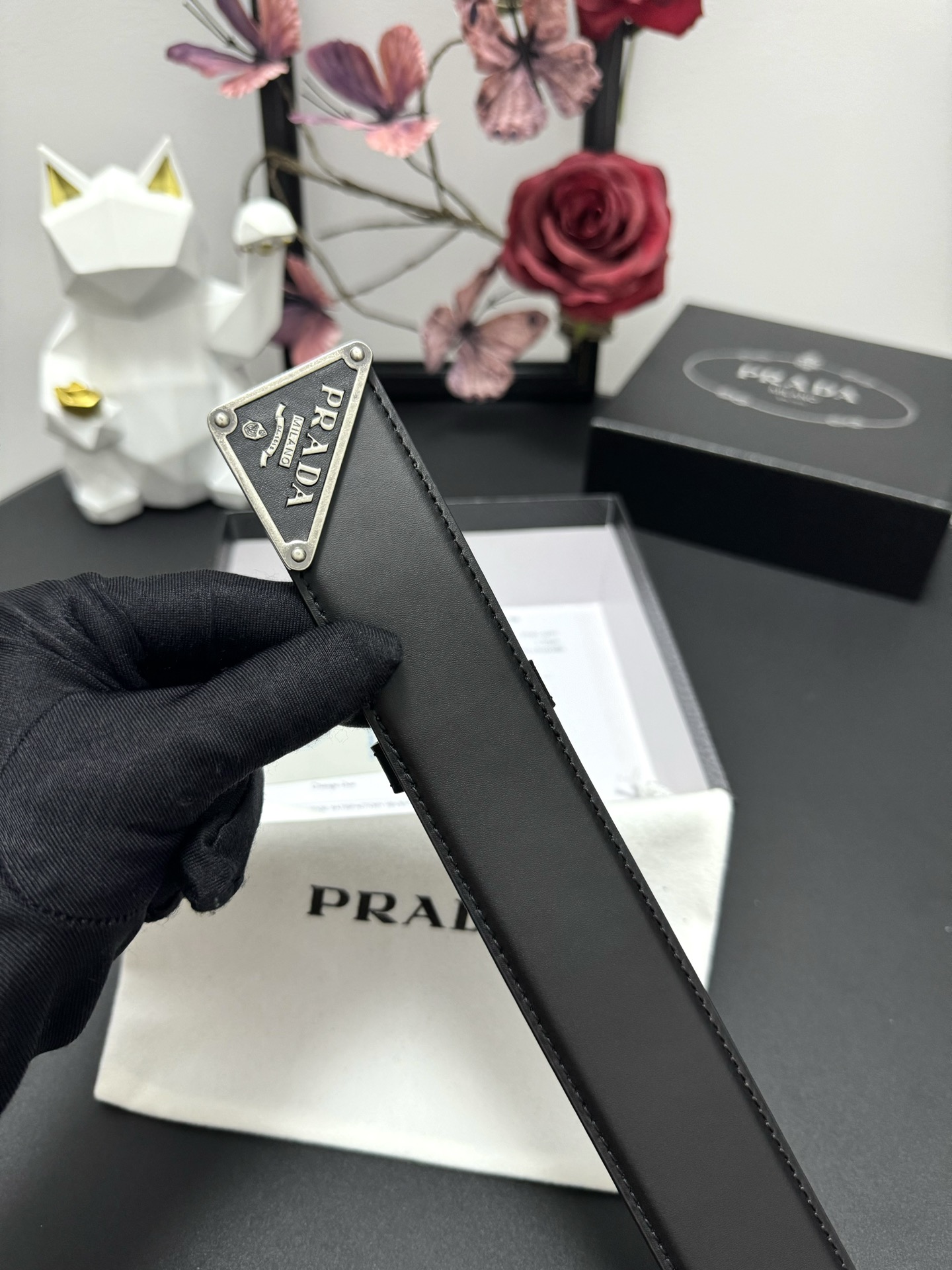  
PRADA   3.8cm      
颜色：黑色
平纹牛皮纹理品质
每个细节都体现出至高的品味和格