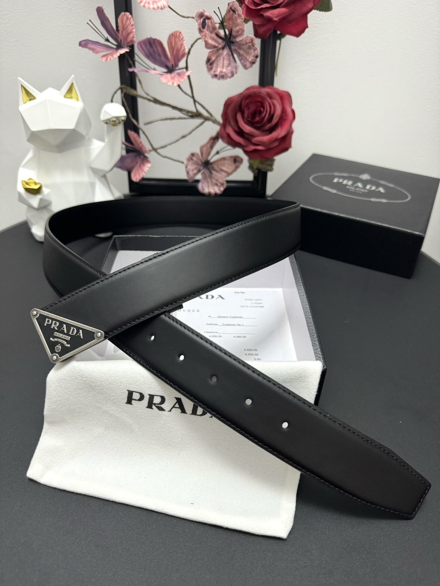  
PRADA   3.8cm      
颜色：黑色
平纹牛皮纹理品质
每个细节都体现出至高的品味和格