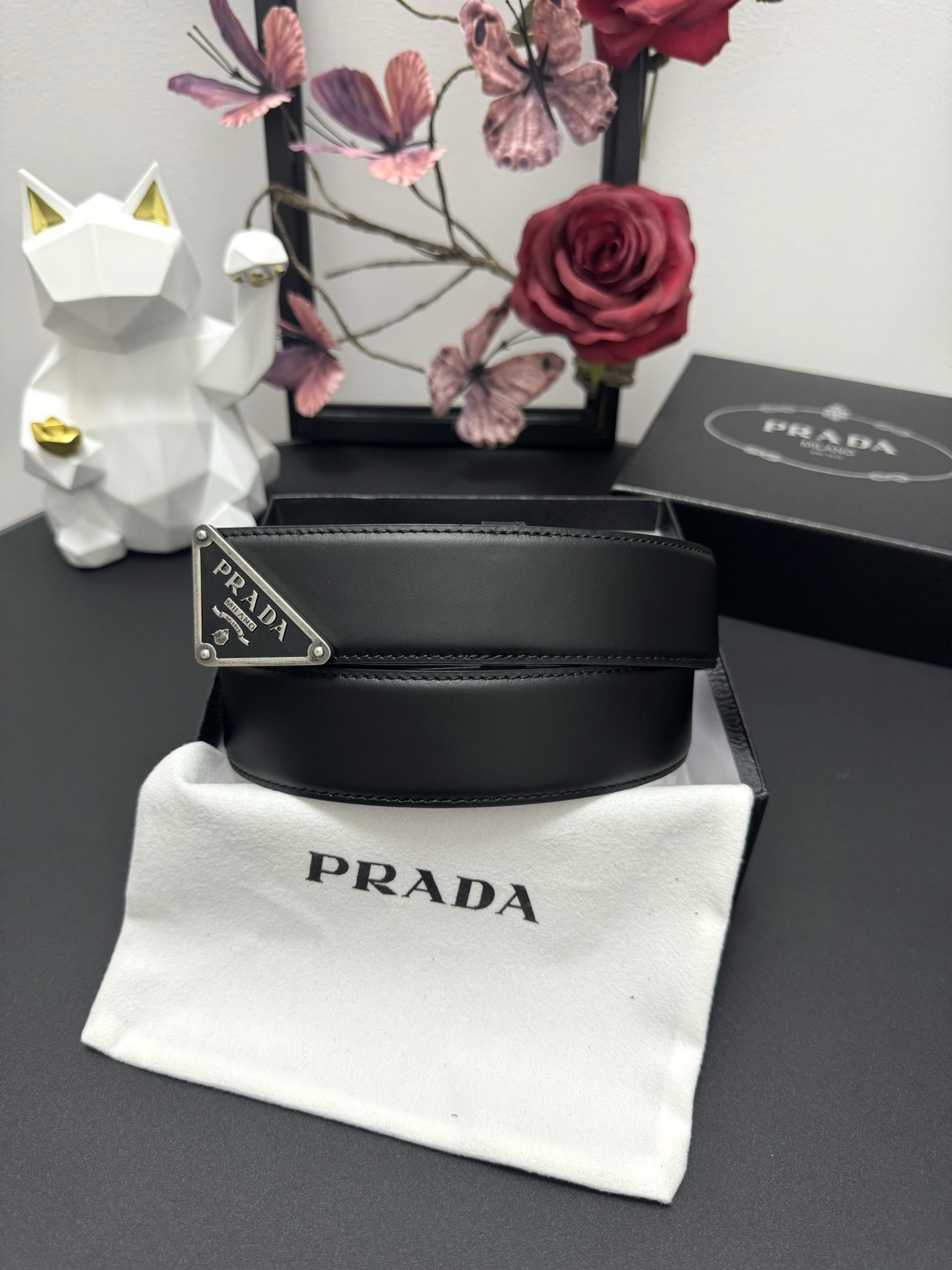  
PRADA   3.8cm      
颜色：黑色
平纹牛皮纹理品质
每个细节都体现出至高的品味和格