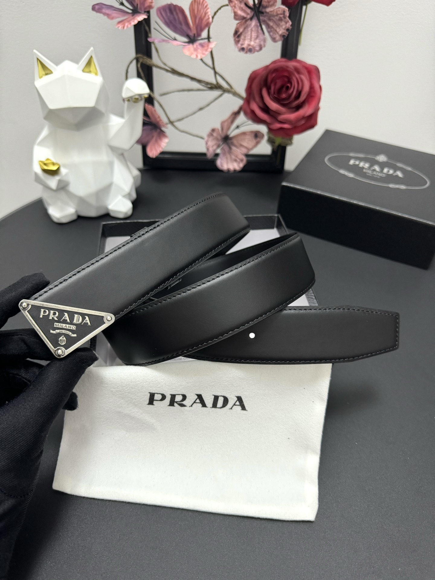  
PRADA   3.8cm      
颜色：黑色
平纹牛皮纹理品质
每个细节都体现出至高的品味和格