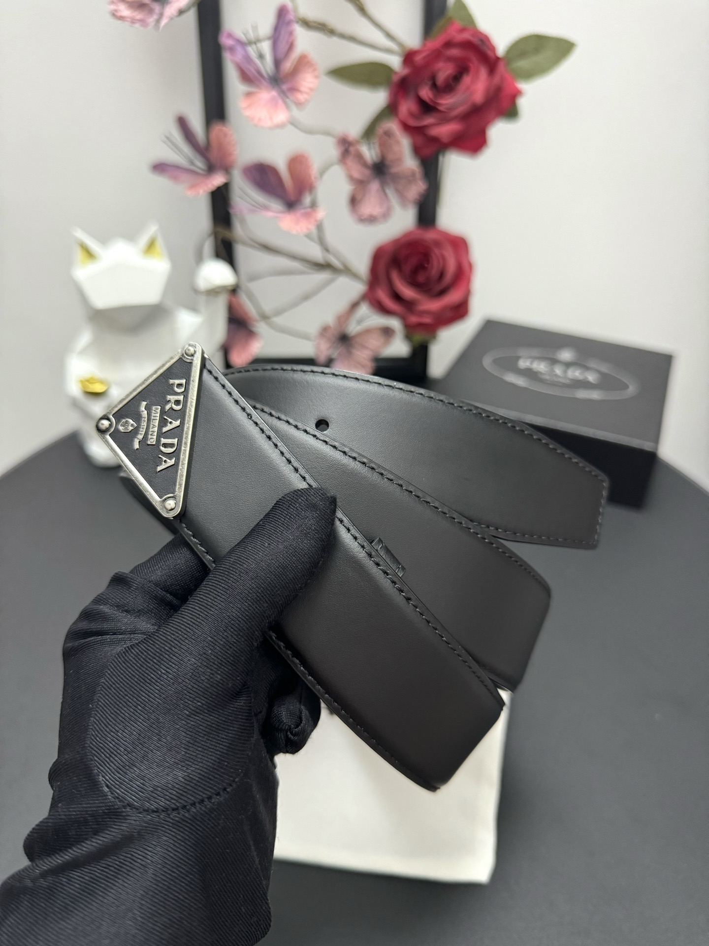  
PRADA   3.8cm      
颜色：黑色
平纹牛皮纹理品质
每个细节都体现出至高的品味和格