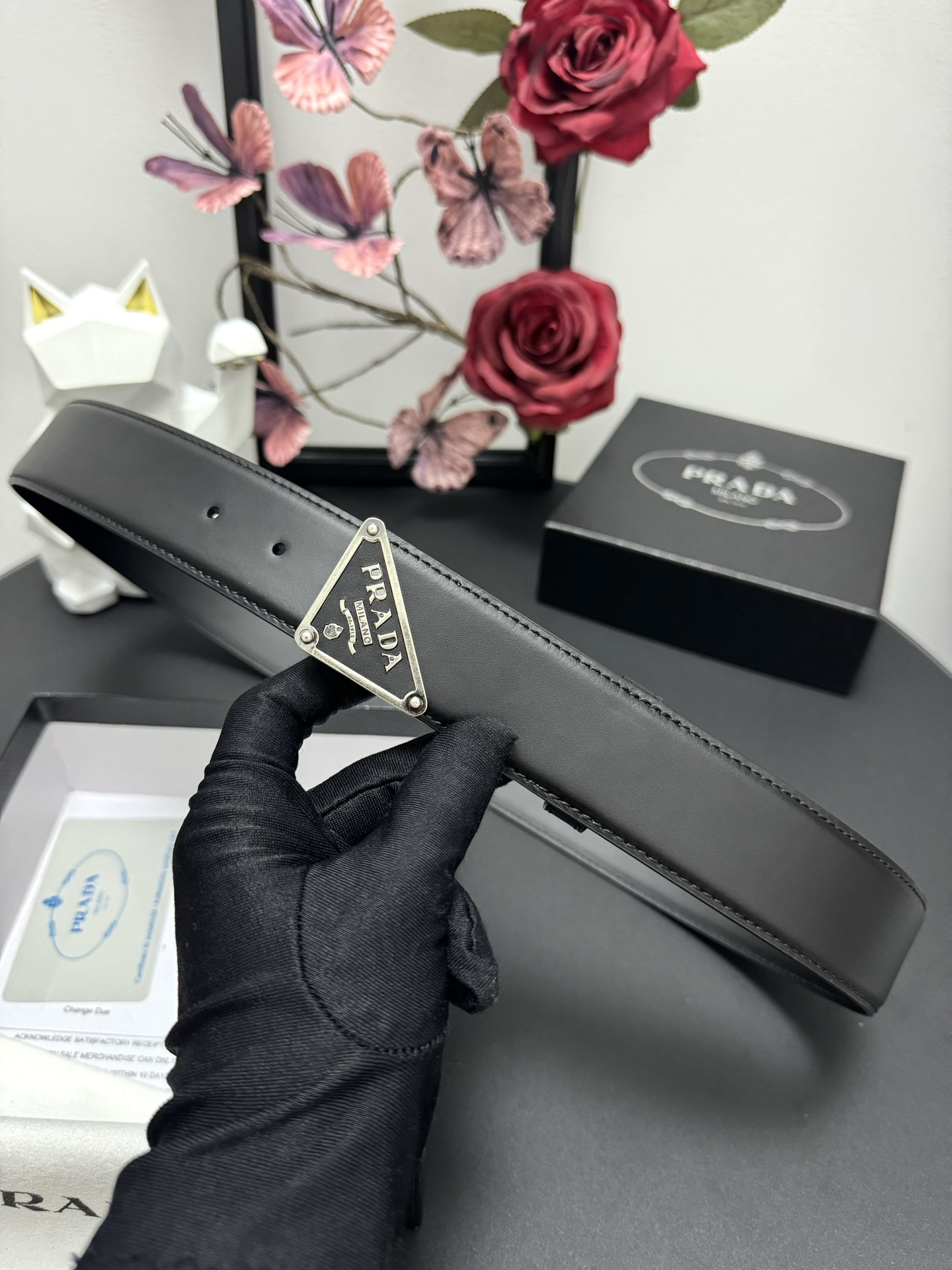  
PRADA   3.8cm      
颜色：黑色
平纹牛皮纹理品质
每个细节都体现出至高的品味和格