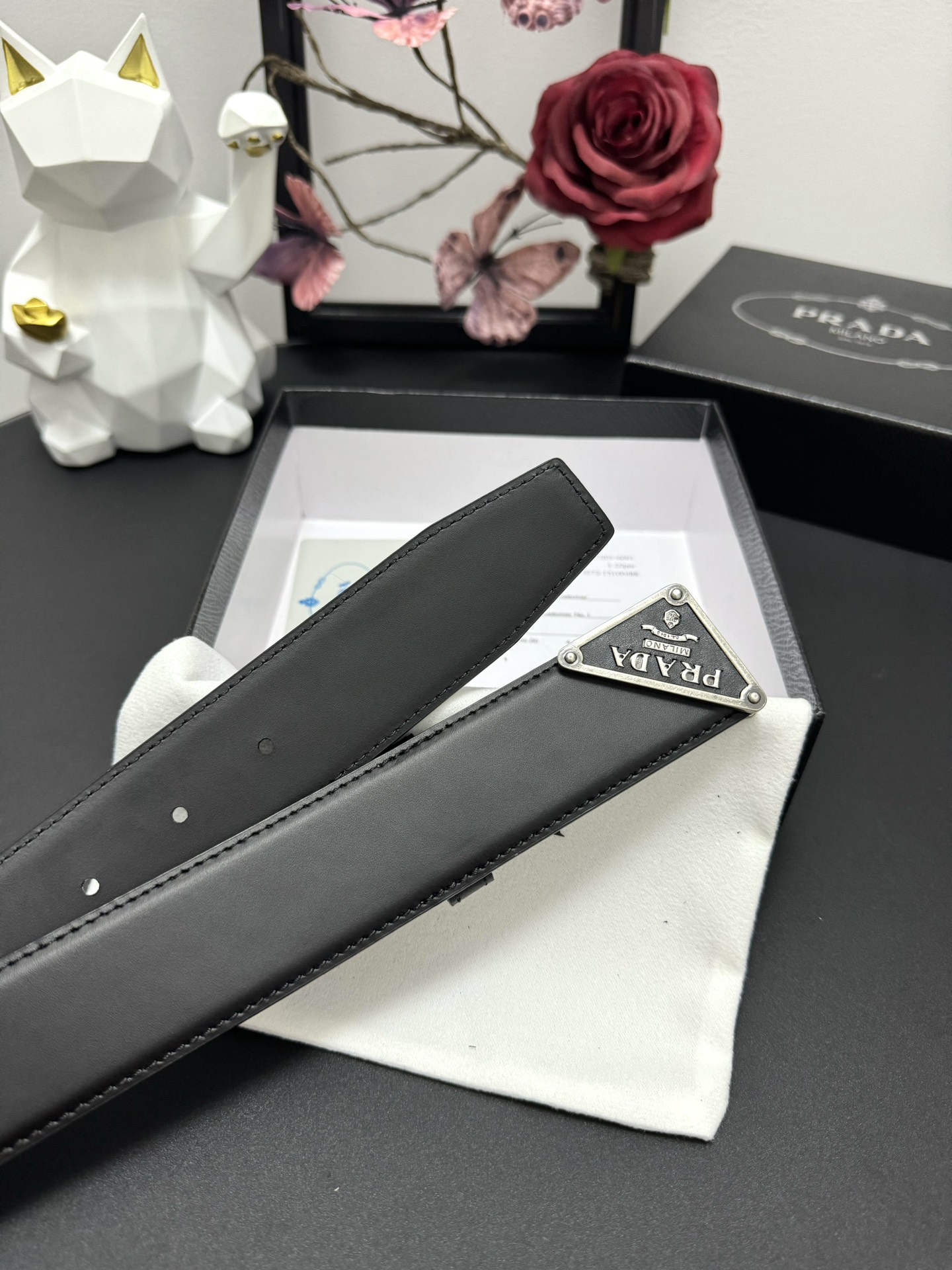  
PRADA   3.8cm      
颜色：黑色
平纹牛皮纹理品质
每个细节都体现出至高的品味和格