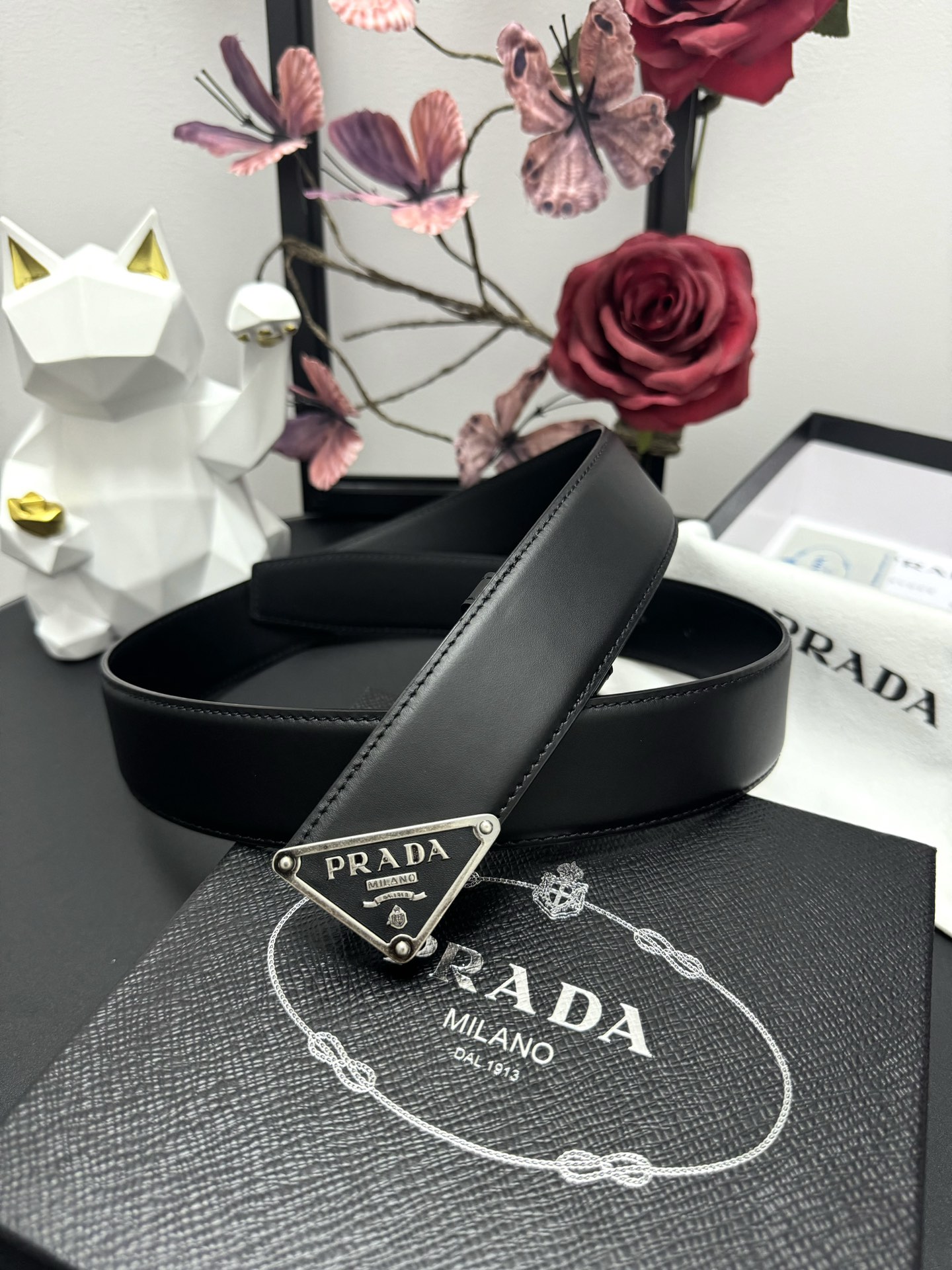  
PRADA   3.8cm      
颜色：黑色
平纹牛皮纹理品质
每个细节都体现出至高的品味和格
