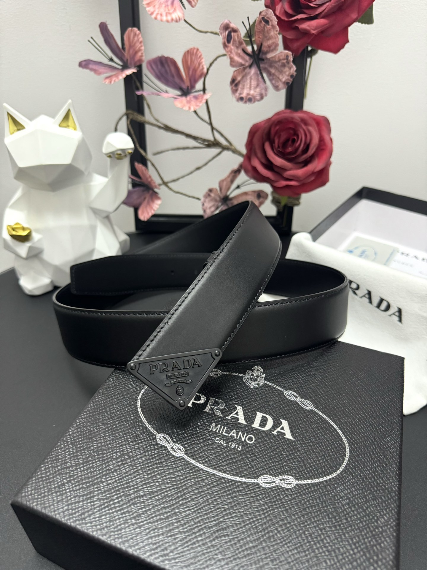 
PRADA   3.8cm      
颜色：黑色
平纹牛皮纹理品质
每个细节都体现出至高的品味和格调