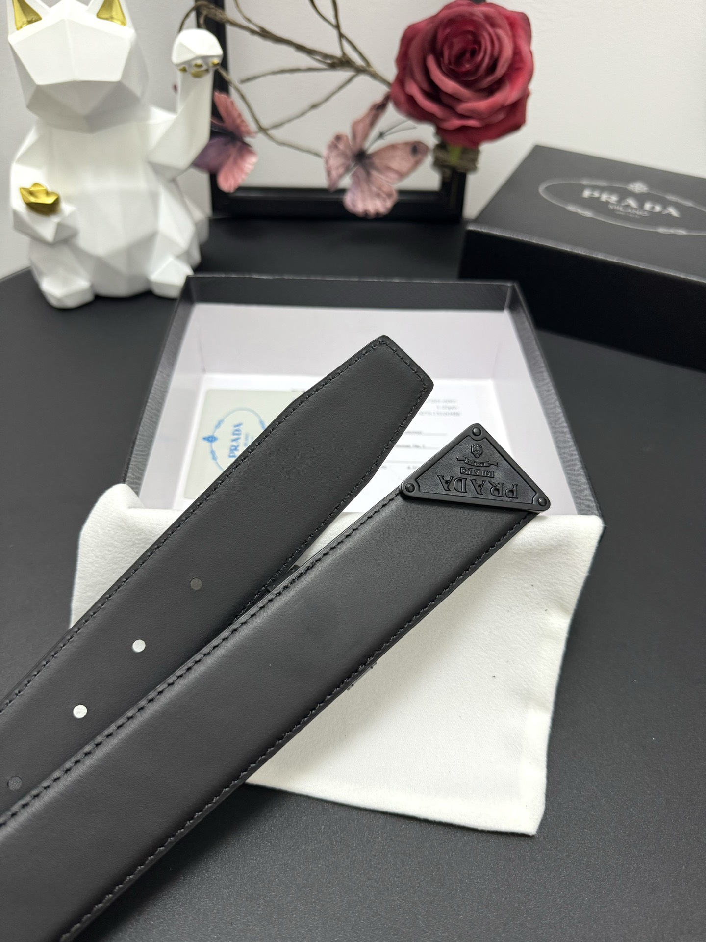 
PRADA   3.8cm      
颜色：黑色
平纹牛皮纹理品质
每个细节都体现出至高的品味和格调