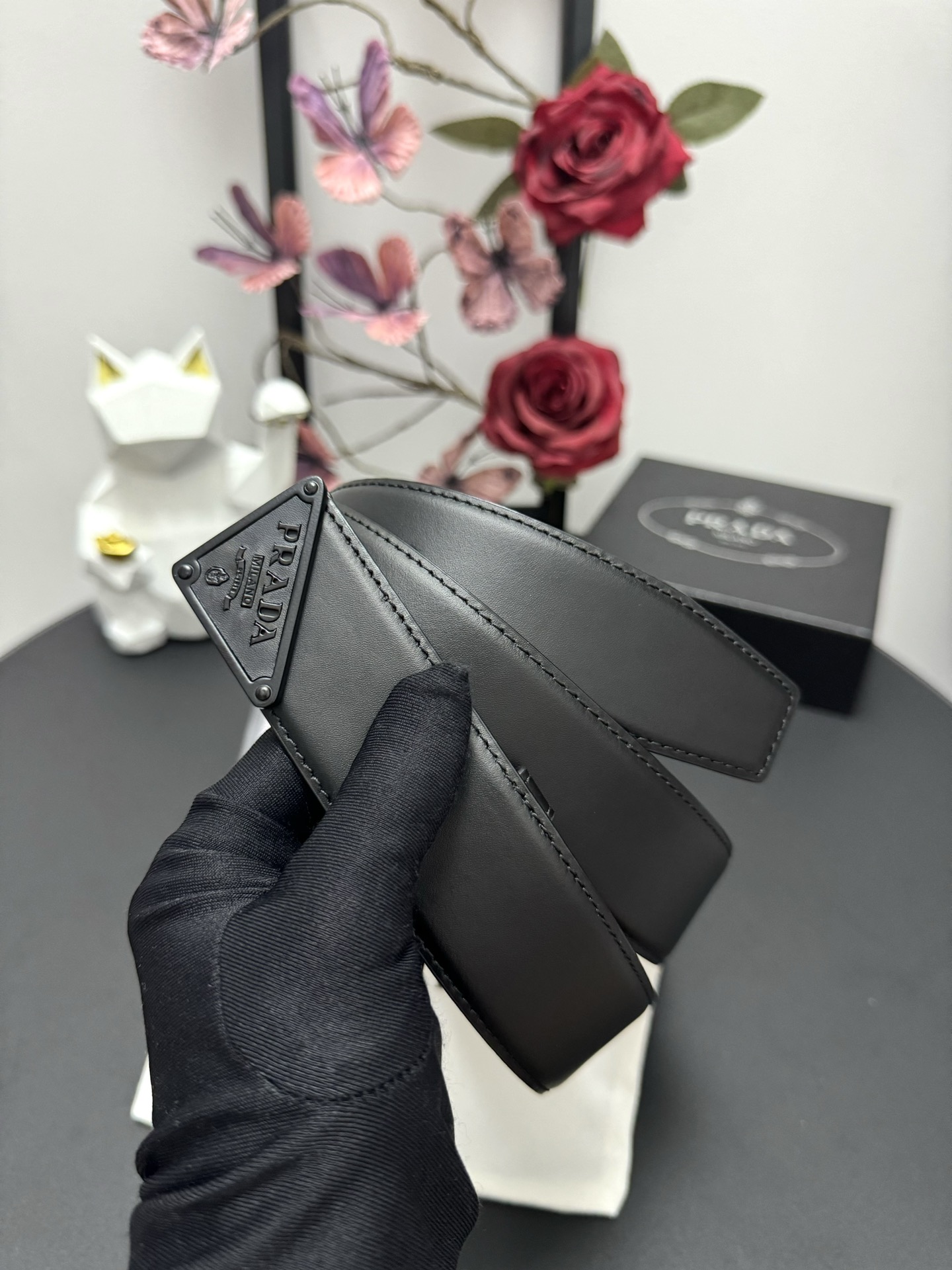 
PRADA   3.8cm      
颜色：黑色
平纹牛皮纹理品质
每个细节都体现出至高的品味和格调