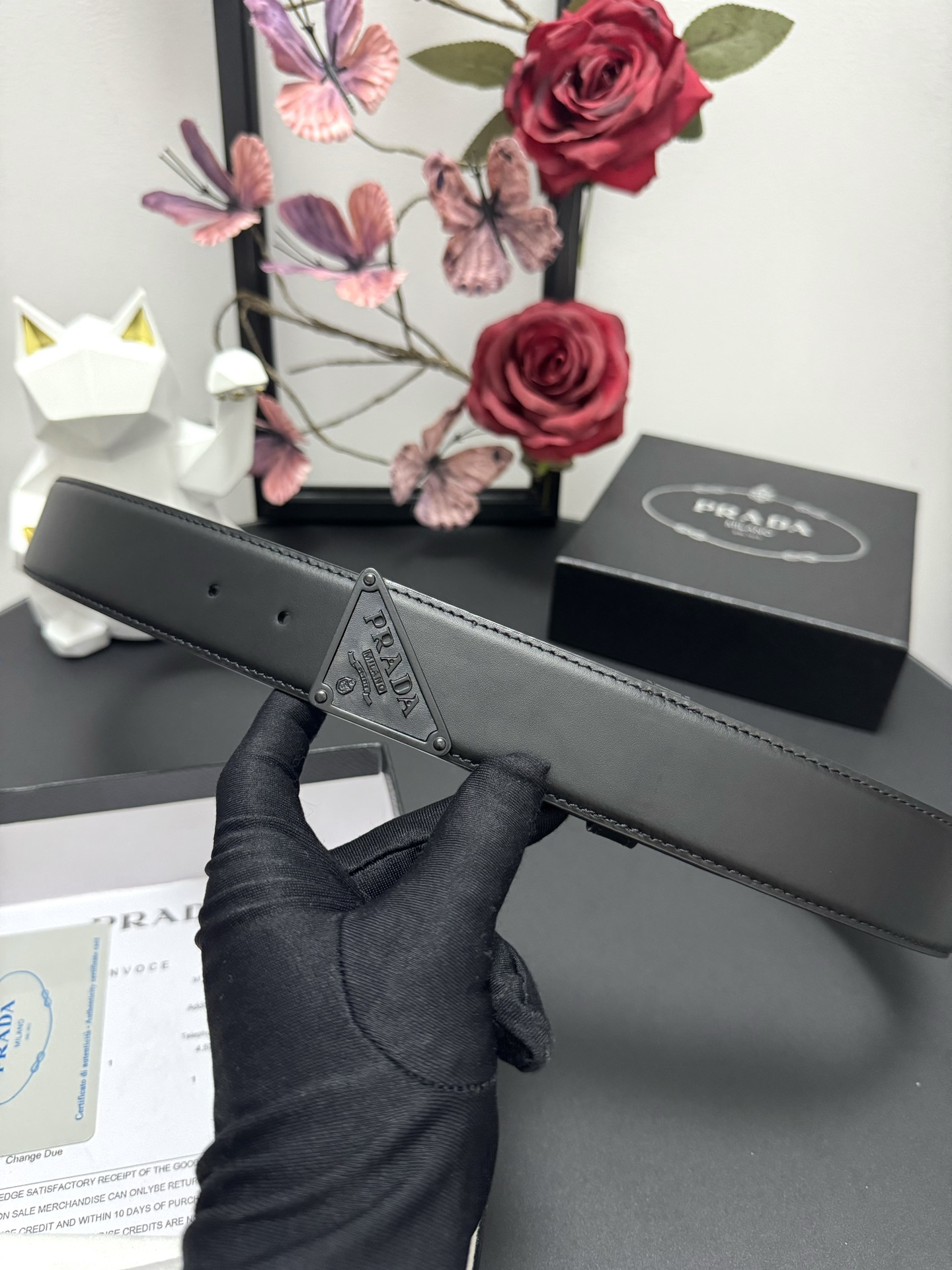 
PRADA   3.8cm      
颜色：黑色
平纹牛皮纹理品质
每个细节都体现出至高的品味和格调