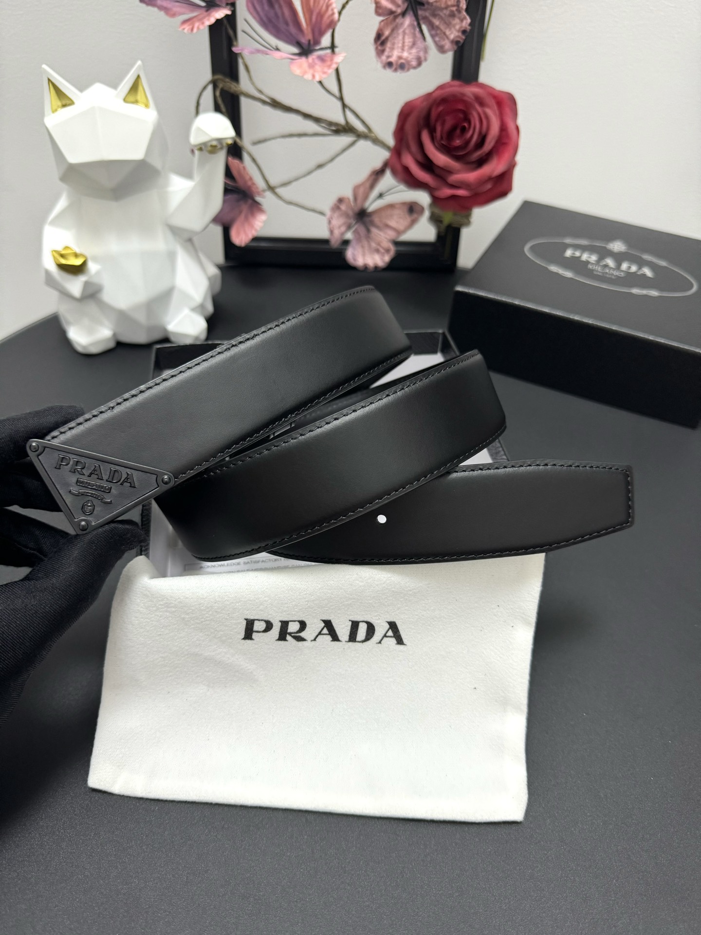 
PRADA   3.8cm      
颜色：黑色
平纹牛皮纹理品质
每个细节都体现出至高的品味和格调
