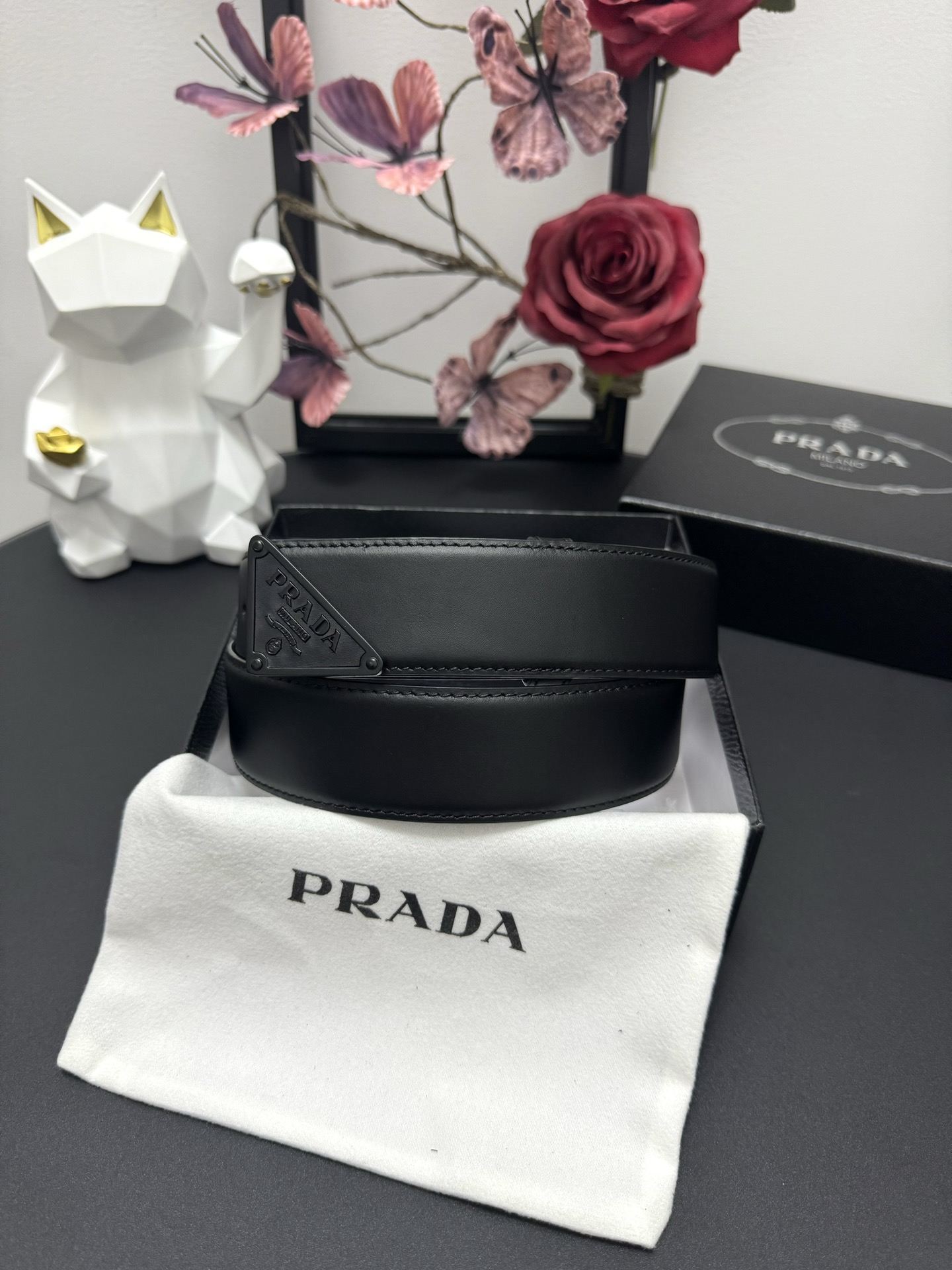 
PRADA   3.8cm      
颜色：黑色
平纹牛皮纹理品质
每个细节都体现出至高的品味和格调