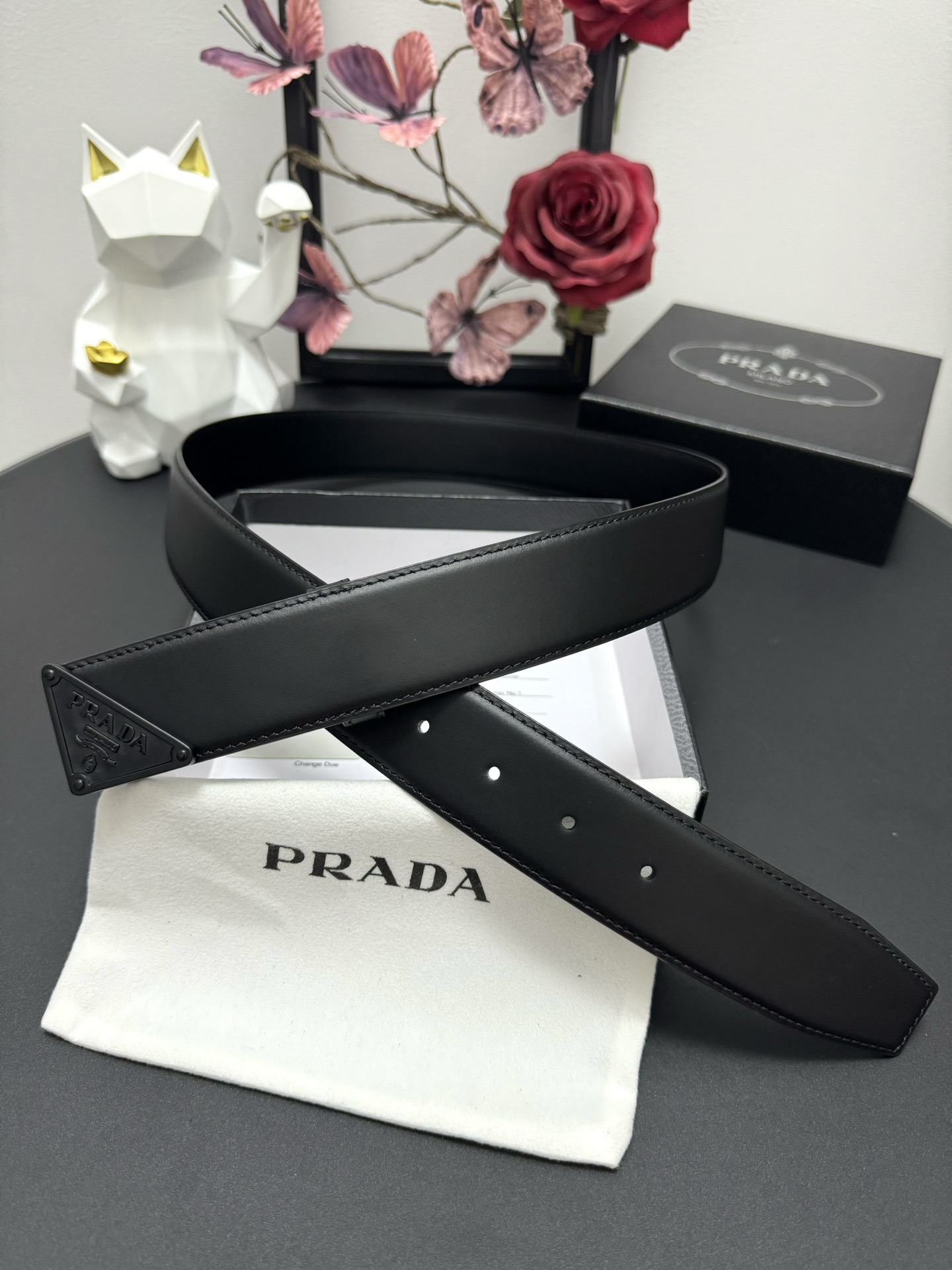 
PRADA   3.8cm      
颜色：黑色
平纹牛皮纹理品质
每个细节都体现出至高的品味和格调
