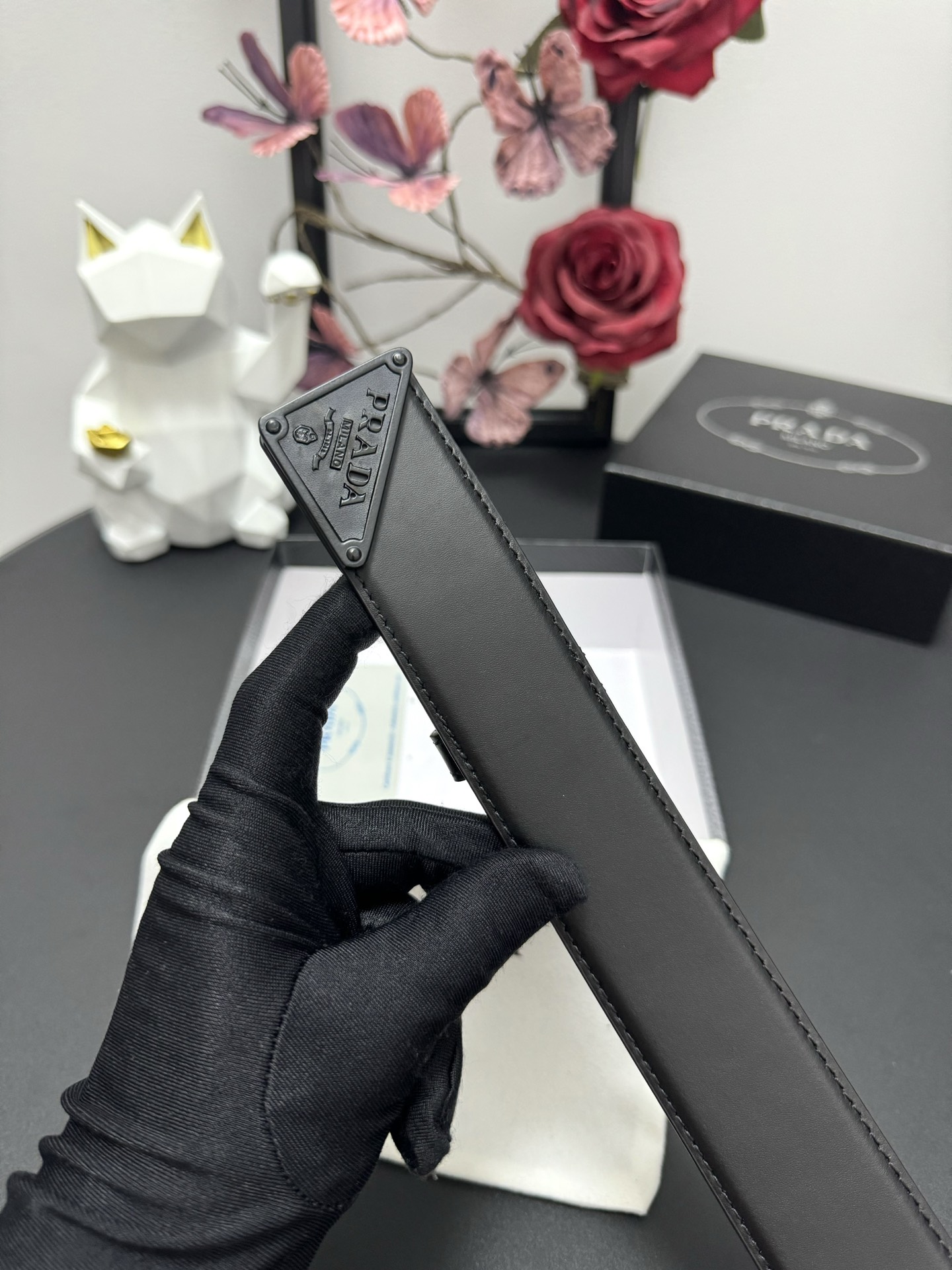 
PRADA   3.8cm      
颜色：黑色
平纹牛皮纹理品质
每个细节都体现出至高的品味和格调