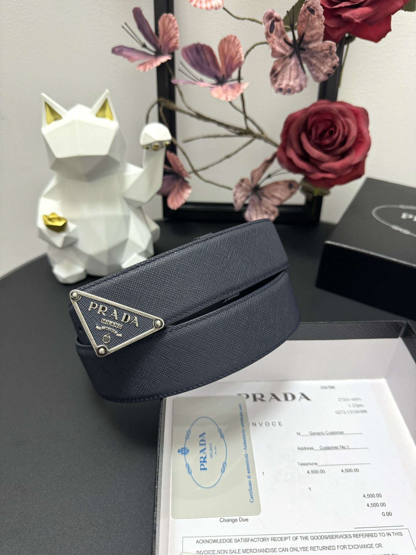 
PRADA   3.8cm      
颜色：蓝色
十字纹牛皮纹理品质
每个细节都体现出至高的品味和格