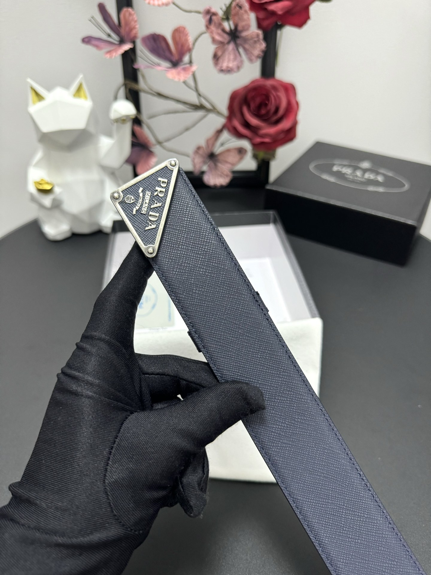 
PRADA   3.8cm      
颜色：蓝色
十字纹牛皮纹理品质
每个细节都体现出至高的品味和格