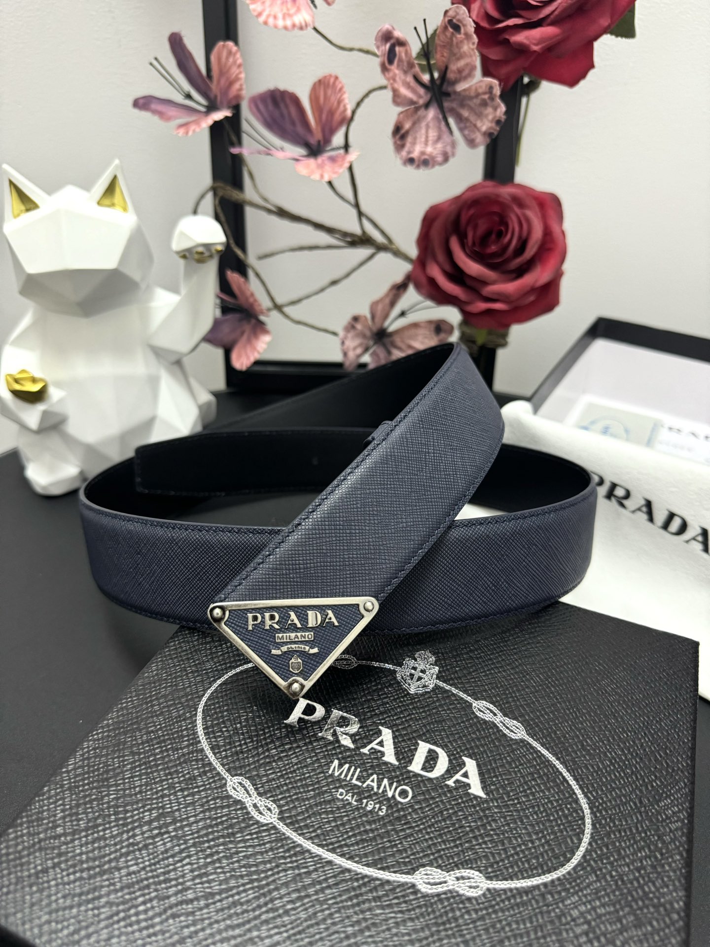 
PRADA   3.8cm      
颜色：蓝色
十字纹牛皮纹理品质
每个细节都体现出至高的品味和格