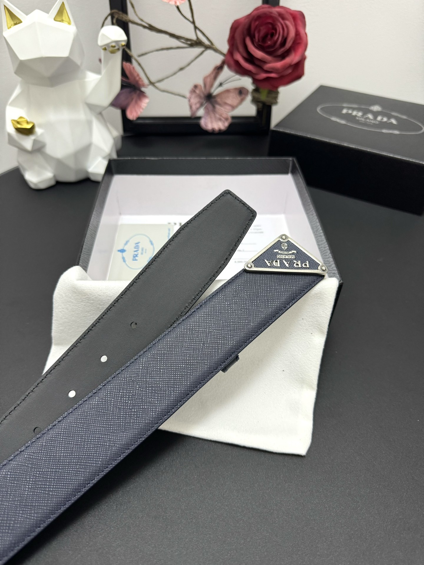 
PRADA   3.8cm      
颜色：蓝色
十字纹牛皮纹理品质
每个细节都体现出至高的品味和格