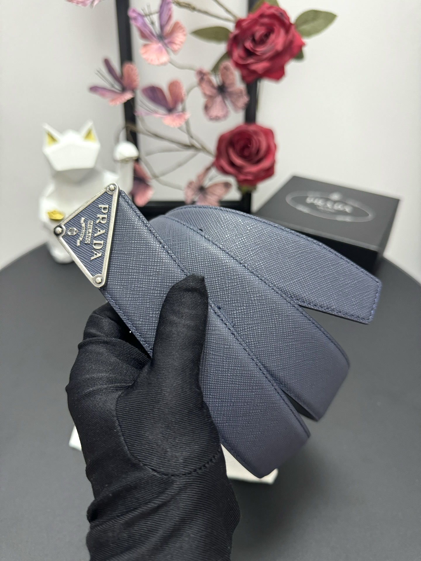 
PRADA   3.8cm      
颜色：蓝色
十字纹牛皮纹理品质
每个细节都体现出至高的品味和格