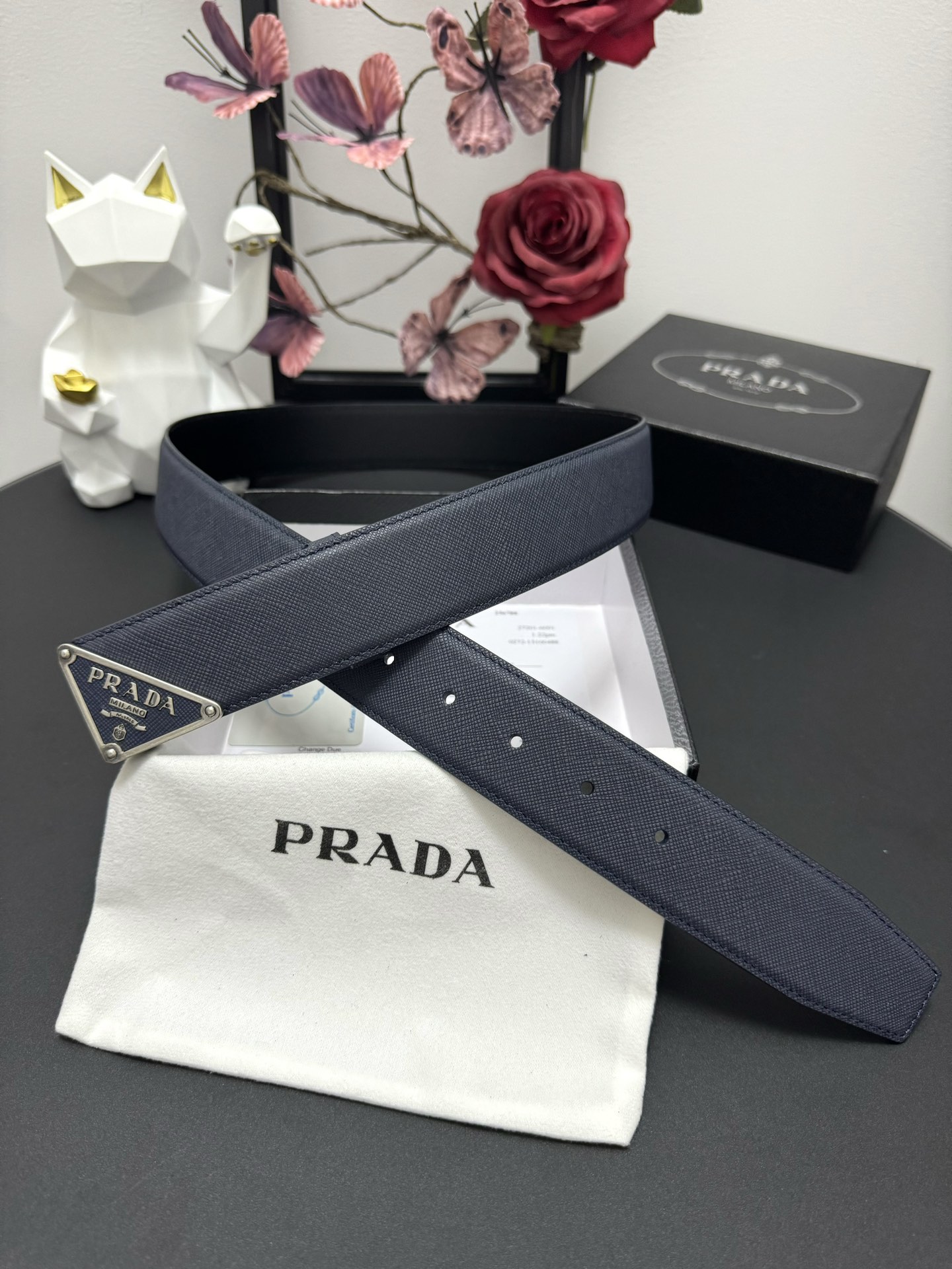 
PRADA   3.8cm      
颜色：蓝色
十字纹牛皮纹理品质
每个细节都体现出至高的品味和格