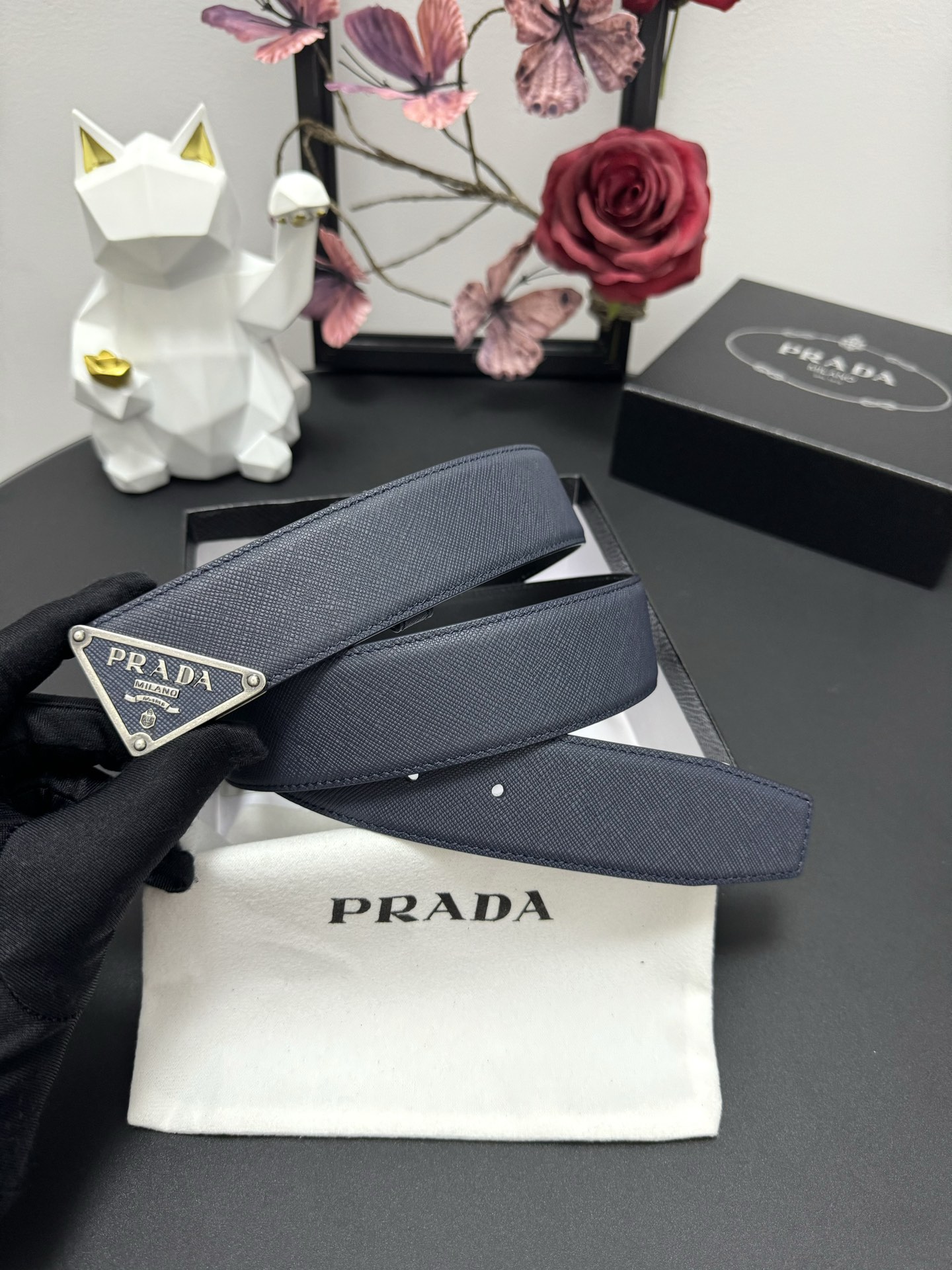 
PRADA   3.8cm      
颜色：蓝色
十字纹牛皮纹理品质
每个细节都体现出至高的品味和格