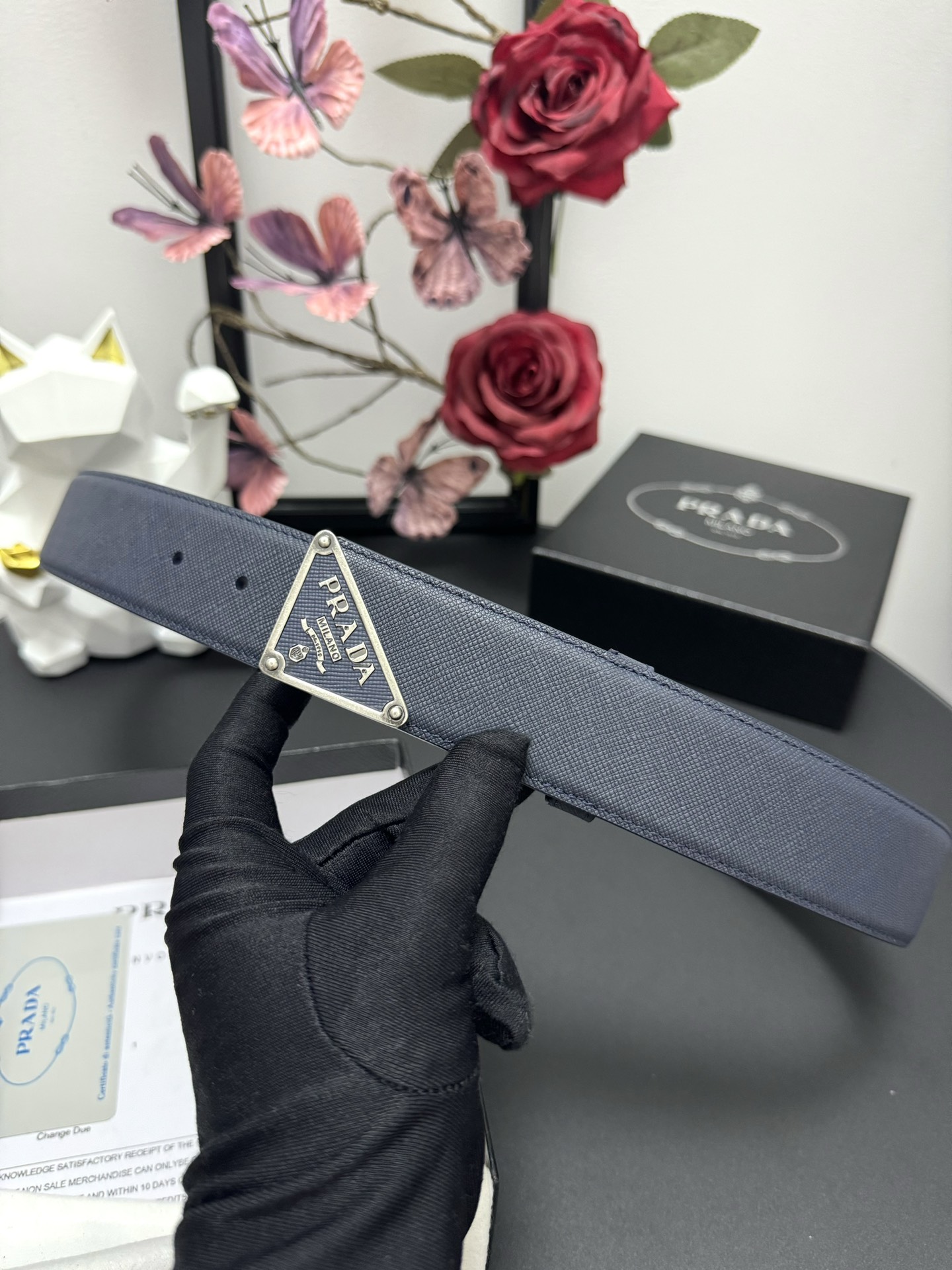 
PRADA   3.8cm      
颜色：蓝色
十字纹牛皮纹理品质
每个细节都体现出至高的品味和格
