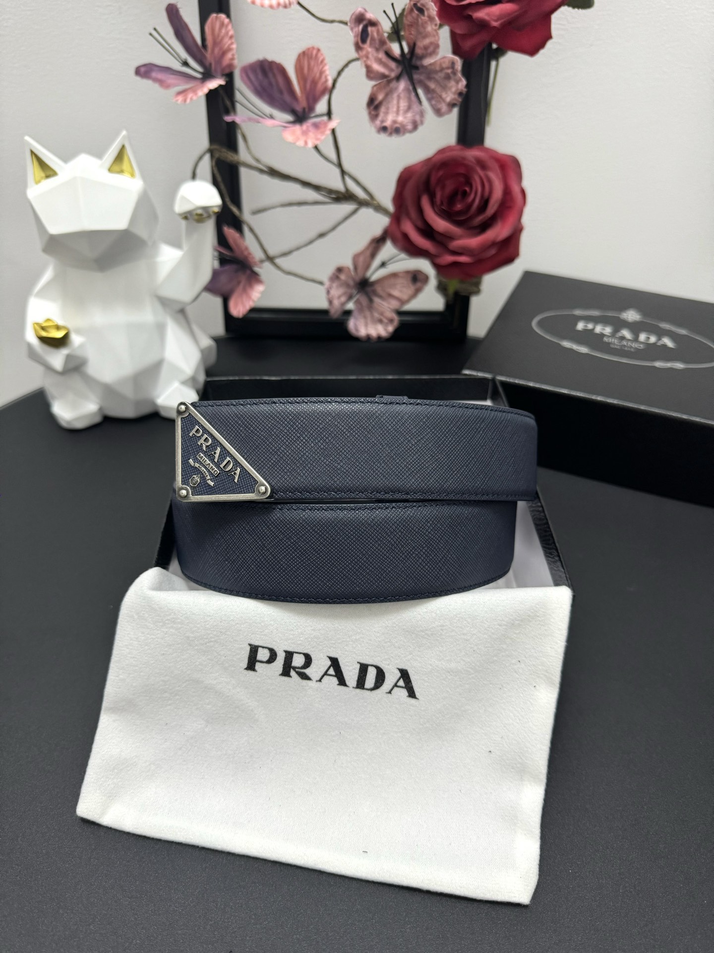 
PRADA   3.8cm      
颜色：蓝色
十字纹牛皮纹理品质
每个细节都体现出至高的品味和格