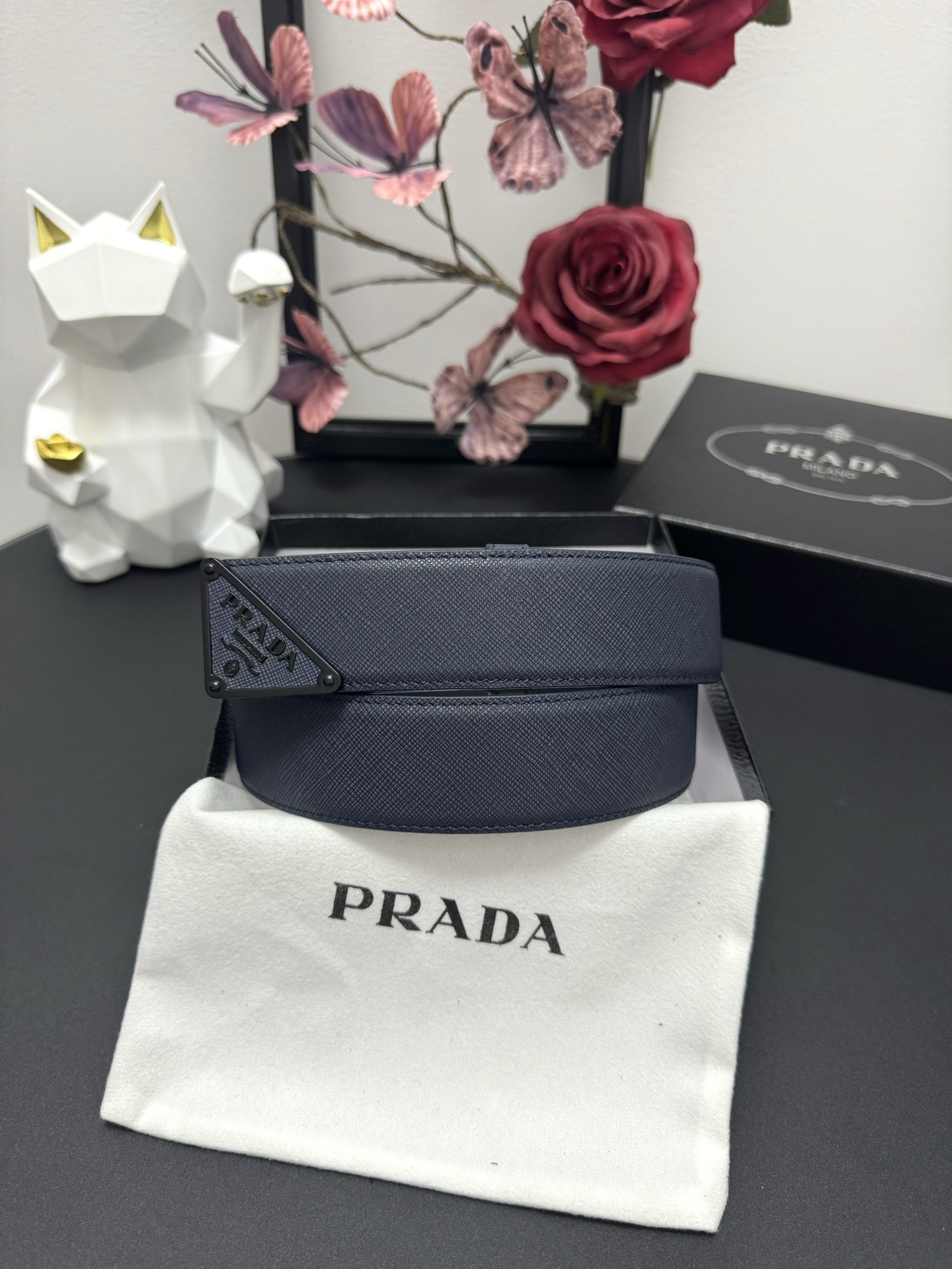 
PRADA   3.8cm      
颜色：蓝色
十字纹牛皮纹理品质
每个细节都体现出至高的品味和格