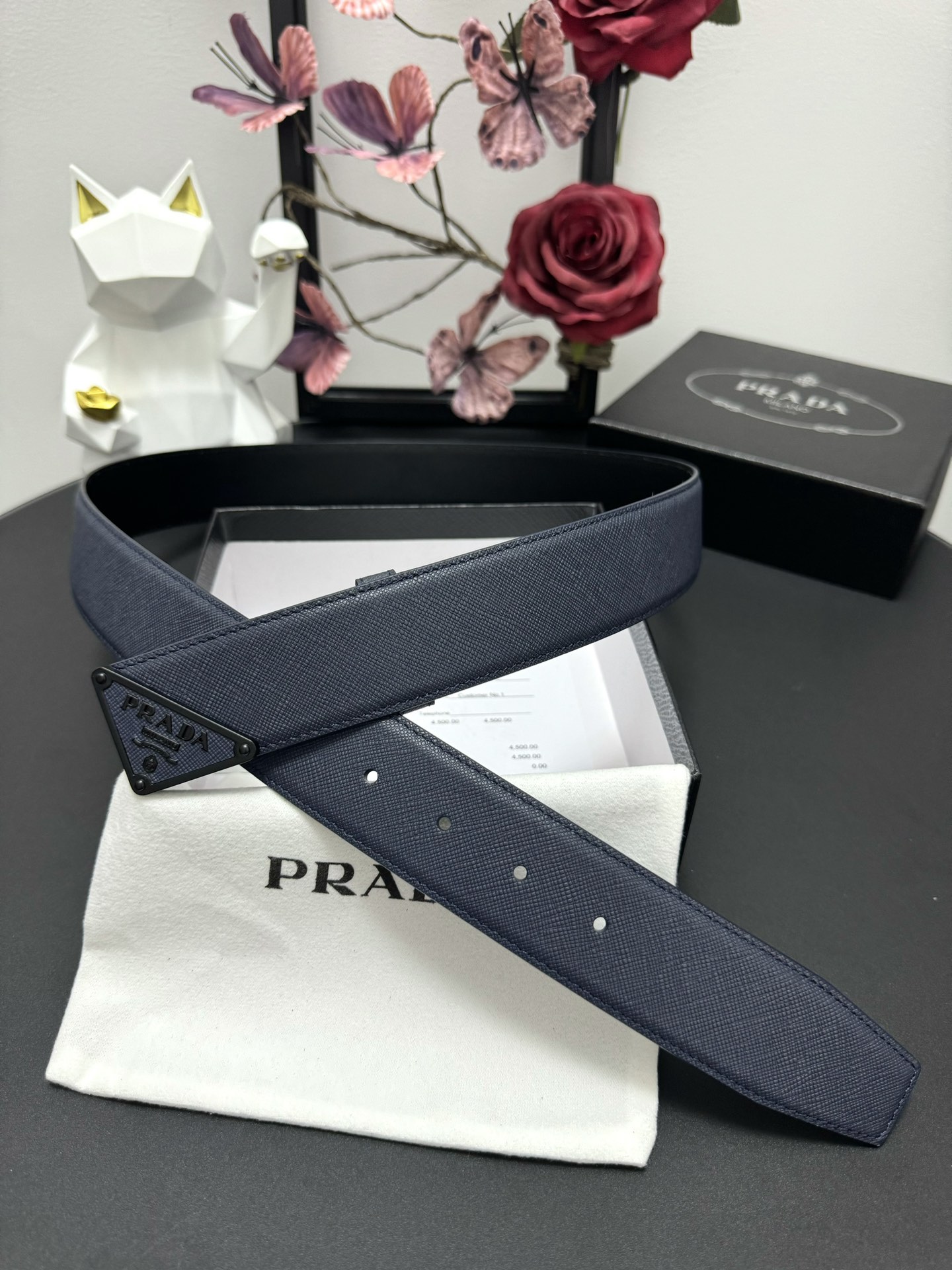 
PRADA   3.8cm      
颜色：蓝色
十字纹牛皮纹理品质
每个细节都体现出至高的品味和格