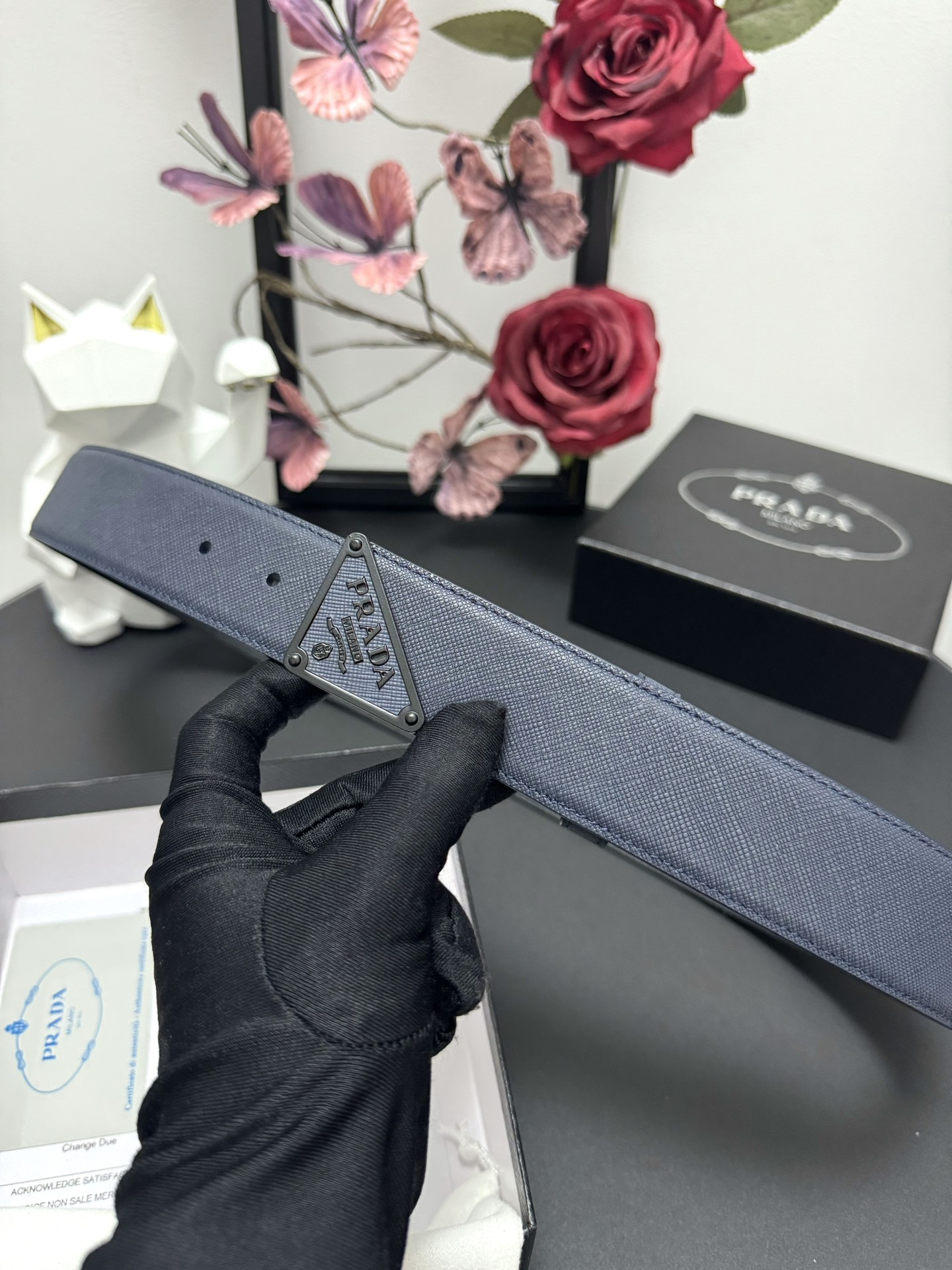 
PRADA   3.8cm      
颜色：蓝色
十字纹牛皮纹理品质
每个细节都体现出至高的品味和格