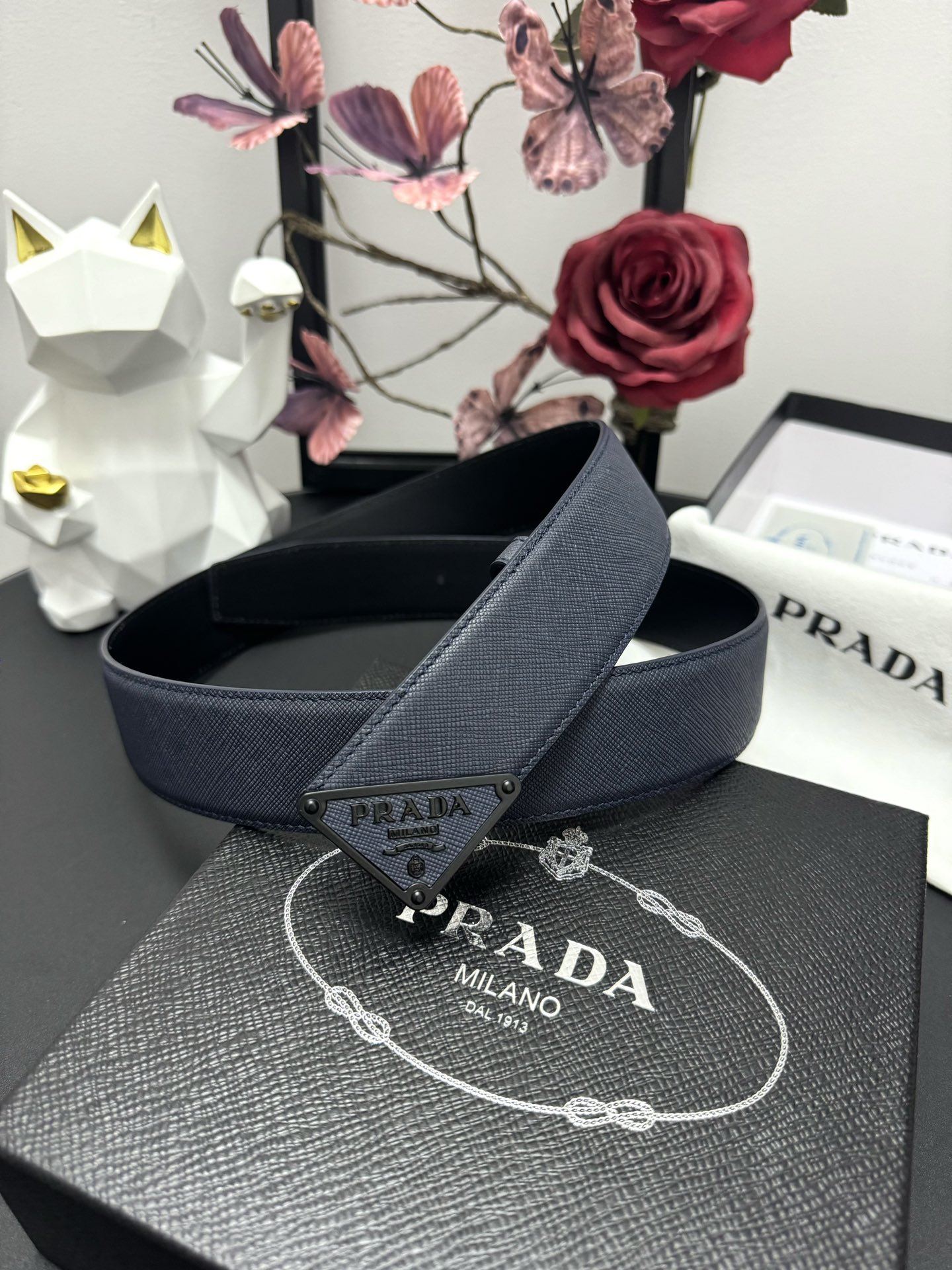 
PRADA   3.8cm      
颜色：蓝色
十字纹牛皮纹理品质
每个细节都体现出至高的品味和格