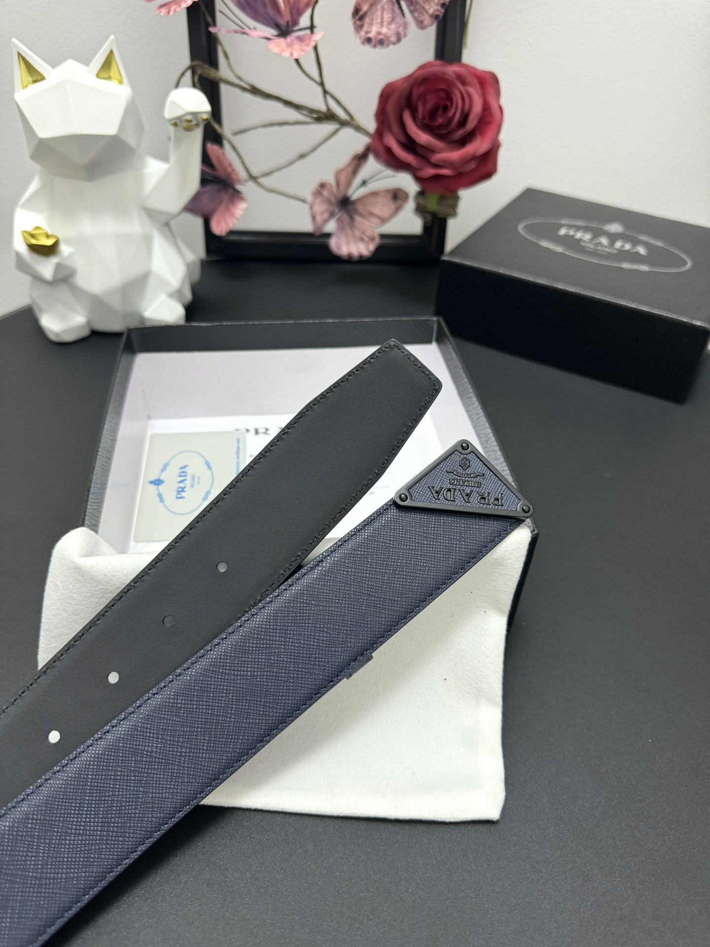 
PRADA   3.8cm      
颜色：蓝色
十字纹牛皮纹理品质
每个细节都体现出至高的品味和格