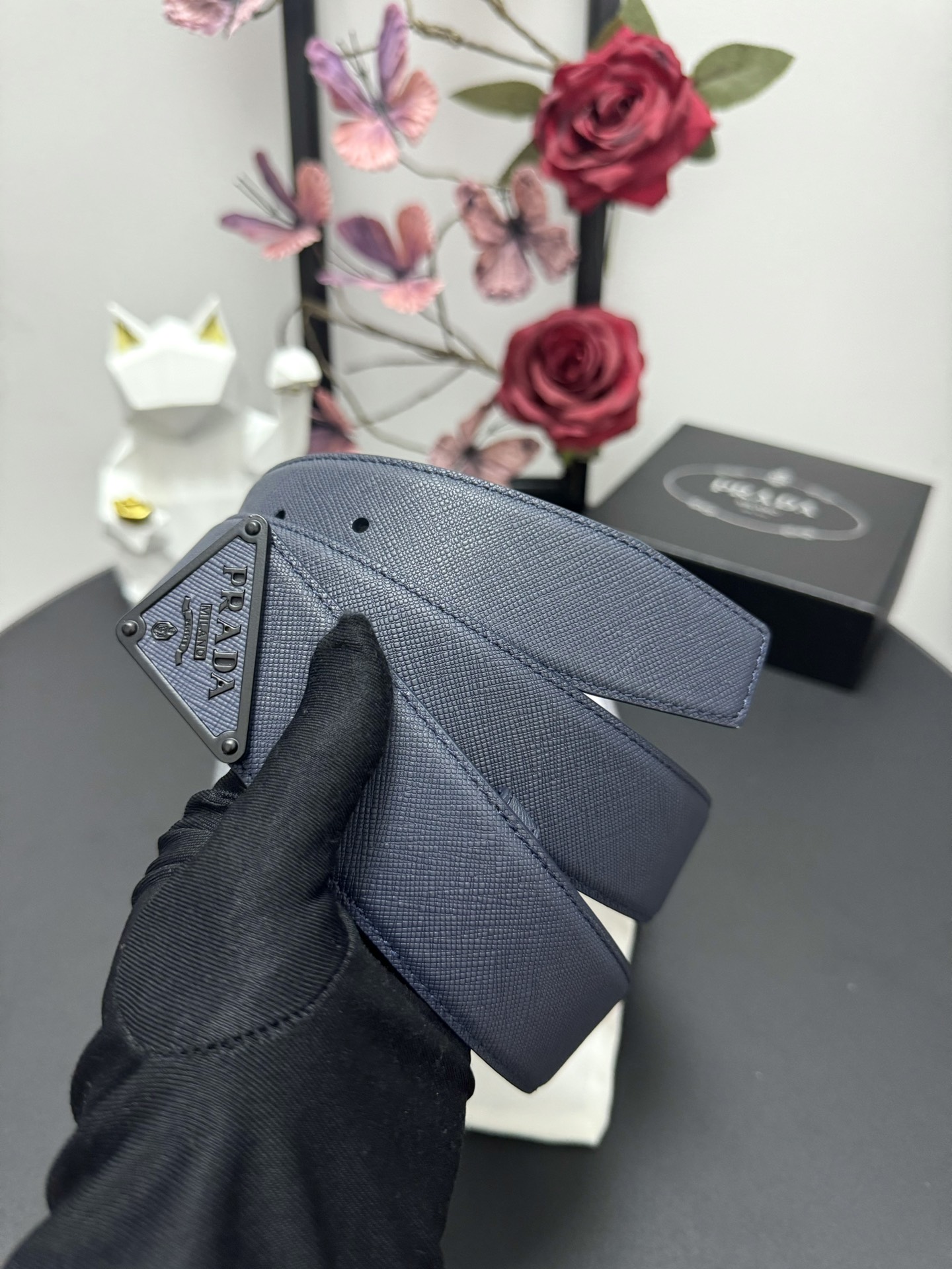 
PRADA   3.8cm      
颜色：蓝色
十字纹牛皮纹理品质
每个细节都体现出至高的品味和格