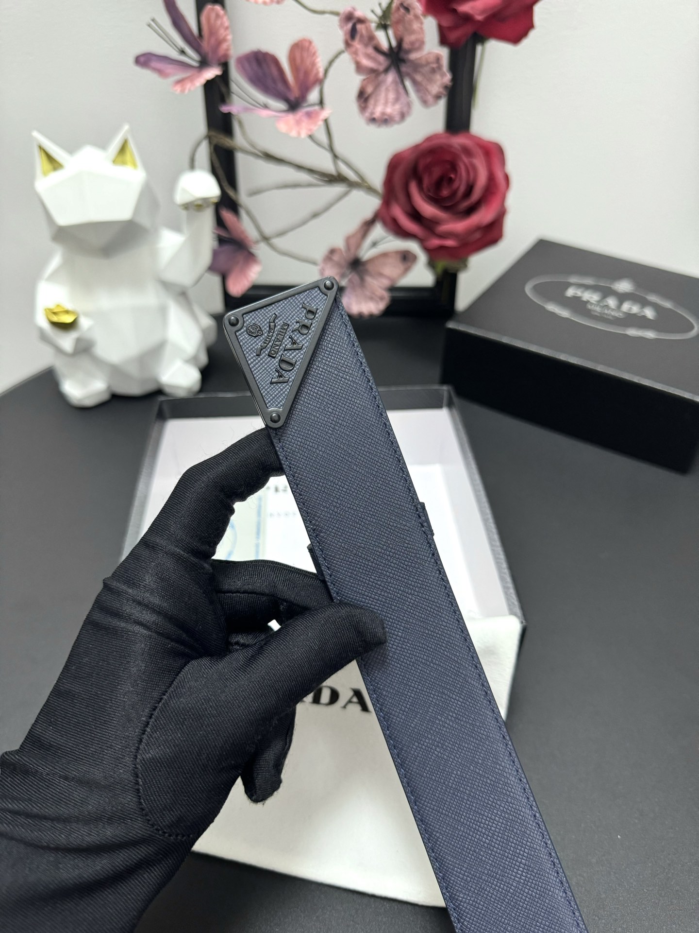 
PRADA   3.8cm      
颜色：蓝色
十字纹牛皮纹理品质
每个细节都体现出至高的品味和格