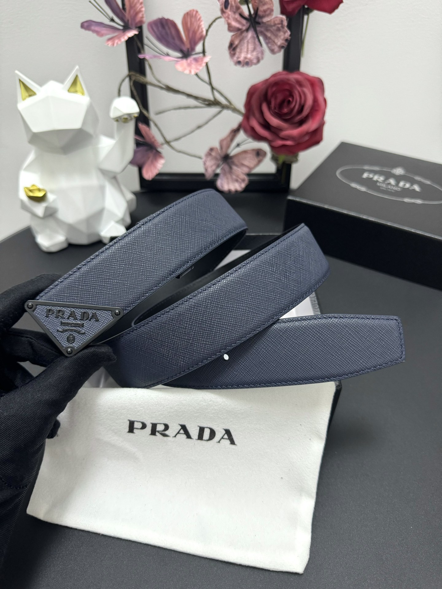 
PRADA   3.8cm      
颜色：蓝色
十字纹牛皮纹理品质
每个细节都体现出至高的品味和格